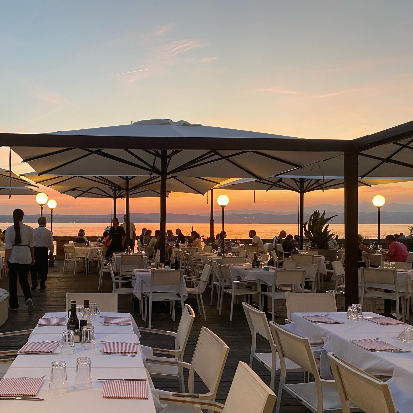 Tramonto per cena 🤩
#villapioppi #villapioppihotel #villapioppirestaurant #villapioppipizzeria #sirmione #gardalake