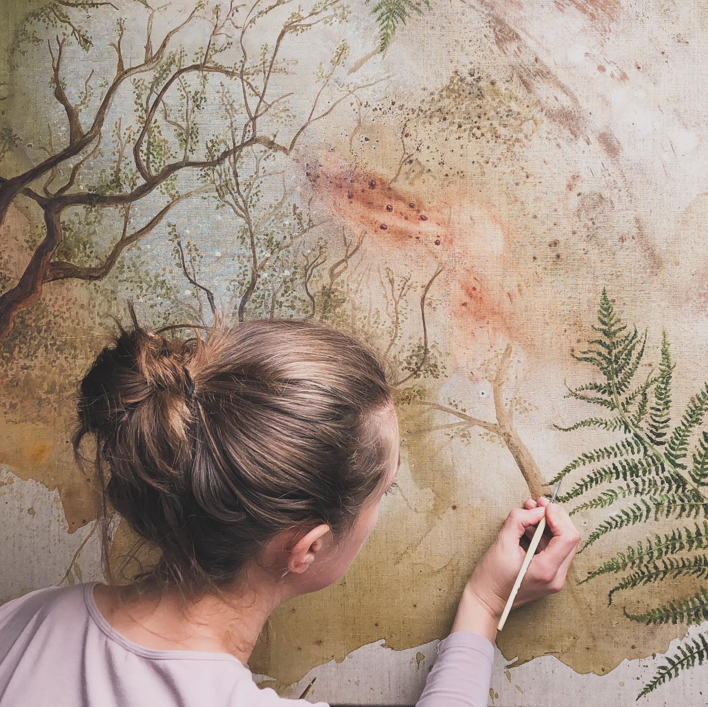 Moments in the studio lately. Where I brought some calming forest in 😌✨.
This painting will be launched when it’s finished. Curious? Subscribe to my newsletter ➡️ link in my bio.
