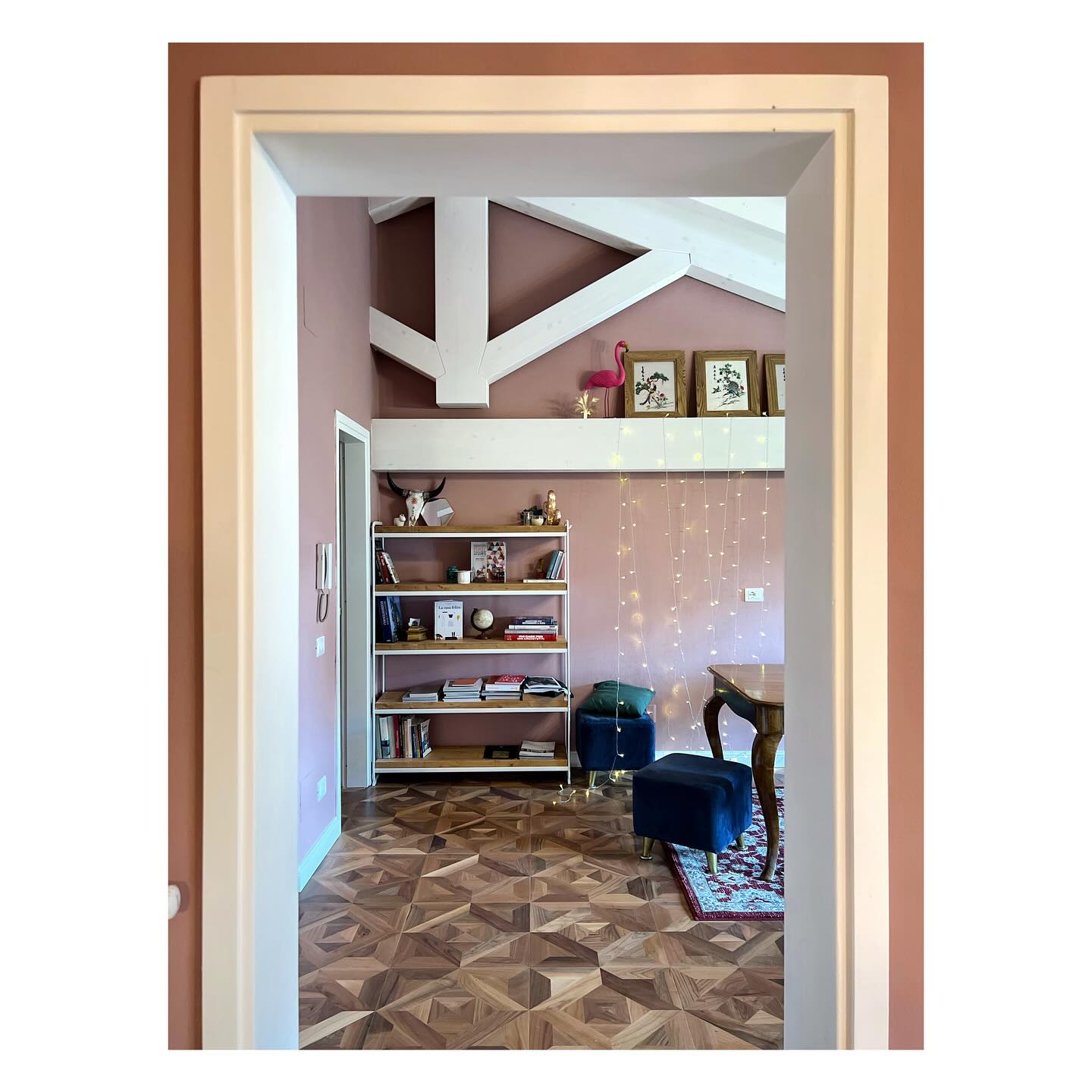 <Accostamenti>
•
Ti piacciono gli accostamenti materici che l’architetto Alessandra Sandrini ha scelto per il suo studio?
•
Su tutti spicca il nostro parquet in legno di noce che, abbinato al rosa antico delle pareti e al bianco del tetto in legno, veste l’ambiente di un fascino senza tempo.
•
•
•
Il tetto lo abbiamo realizzato in legno di abete lamellare ed ha la particolarità di avere una grande capriata strutturale a filo muro.
•
Il parquet invece, come puoi vedere dalle foto, è composto da moduli prefiniti di dimensione 60x60 che accostati, grazie al disegno e alla varietà di colore del legno di noce, creano un effetto ottico strabiliante!
