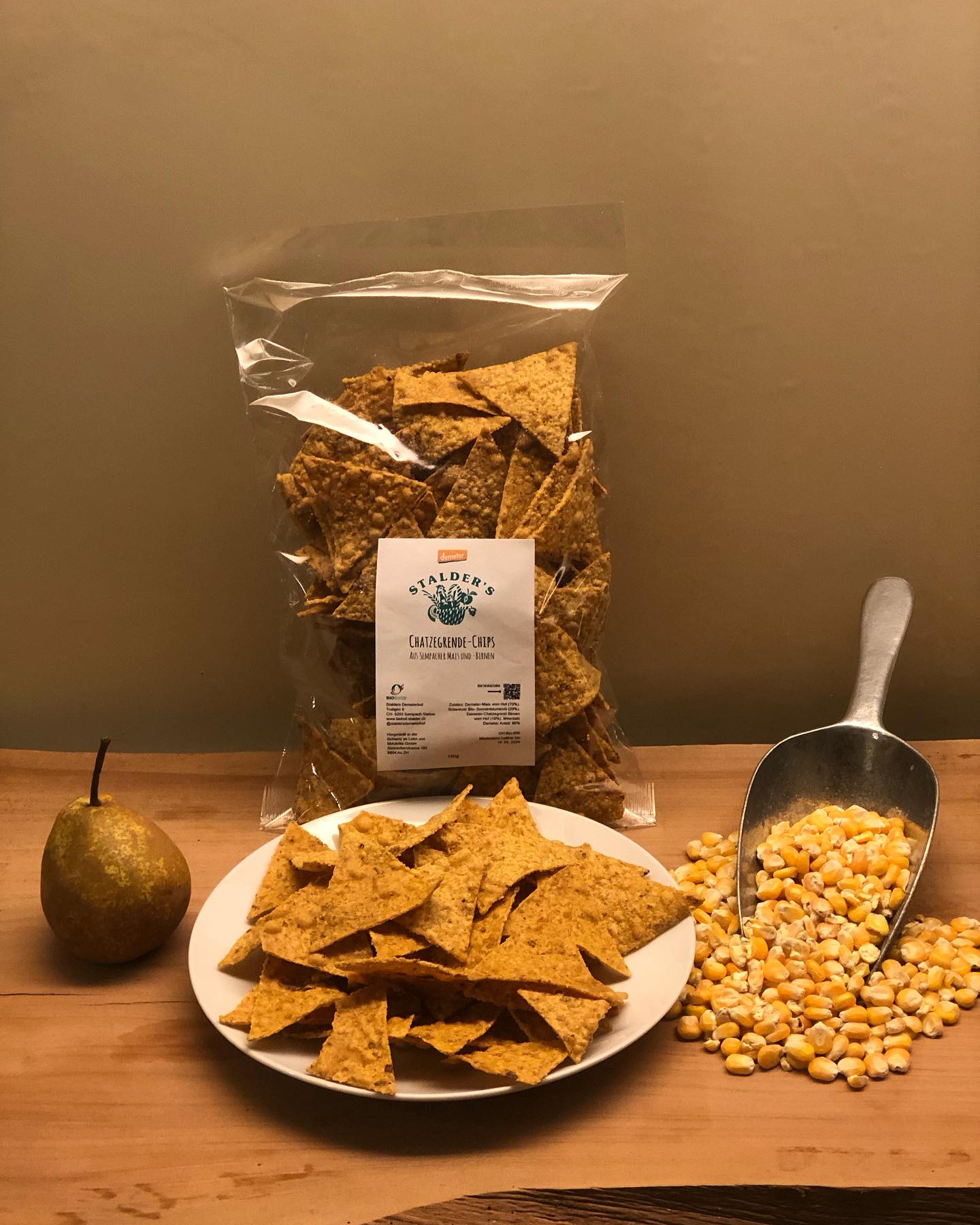 Chatzegrende- Chips?🐱 Was ist das? Unsere neuste Kreation!😉 Dieses Jahr haben wir speziellen Mais angebaut, der sich für die Tortilla-Chipsverarbeitung eignet. Damit man sich die Dipp-Sauce zu den Chips sparen kann, war unser Plan mit unseren süssen Birnen ein herrlich süss-salziges Aroma hinzukriegen. Wir haben dazu mit verschiedenen Birnensorten experimentiert und unsere alte ProSpeciaRara-Sorte ‚Lozärner Chatzegrend‘ hat sich als bester Mischpartner bewährt. Die Birne ist roh gegessen sehr herb und rauh, erhitzt entfaltet sie aber ganz speziell leckere Noten. Und hat natürlich einen coolen Namen!😋🐱 Die Chips gibts ab sofort bei uns am Markt, am Samstag werden wir die Ersten dabei haben! Kommt vorbei!😋
.
.
#lokal #demeter #tortilla #chips #mais #birne #lozärner #chatzegrend #lecker #regional #nachhaltig
