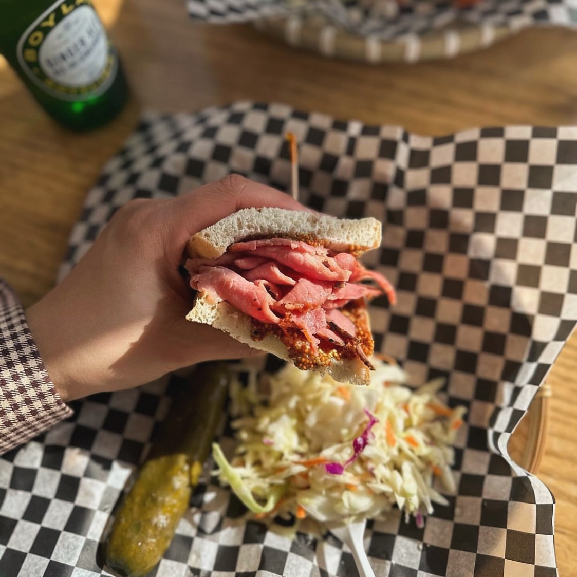 A little something meaty and delicious to lift the Monday blues 💙
#meetmeon17th #17thave #myhresdeli #montrealsmokedmeat
@geraldine_salud 📸
