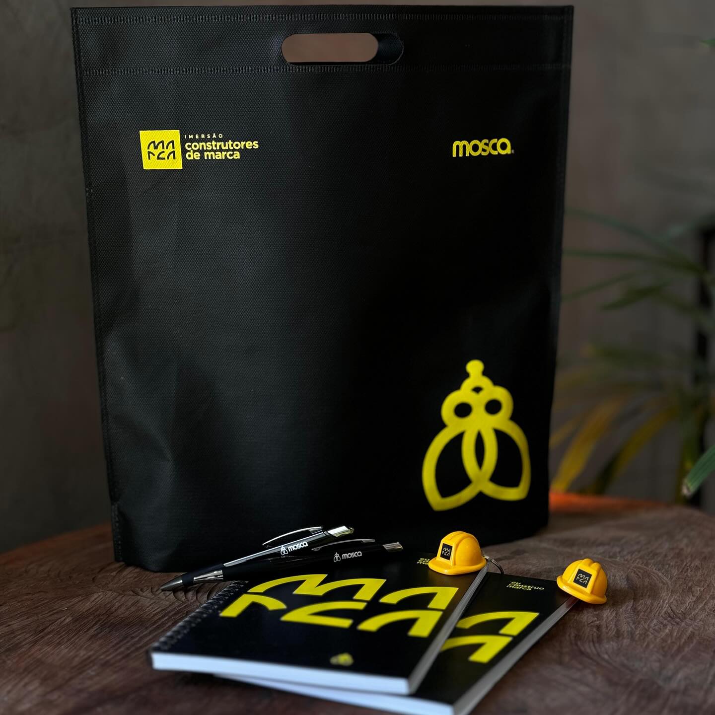 O segundo dia já começou!
A Agência Mosca é idealizadora da Imersão Presencial Construtores de Marca! @euconstruomarca 🚧
Andrea, Mayer e Paulo se juntaram à outros grandes nomes no que diz respeito a construção de marca em nossa cidade, e estão entregando ouro por aqui.
Siga @euconstruomarca para ficar conferir tudo que está rolando por aqui, e quem sabe, participar conosco da próxima edição! 😍♥️🪰
#AgenciaMosca #ConstrutoresDeMarca #MarcaPropria #IdentidadeVisual #Branding #Design #MarcaPessoal #Estrategia #Empresa #Empresario #Empreender #Empreendedorismo