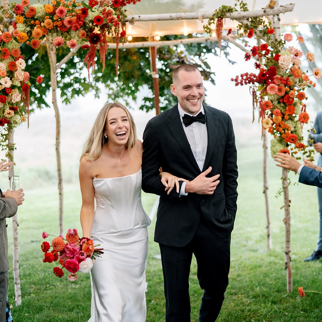You only wish you could get married in the rain.
“Water makes the knot tighter”. 💫
@gilliebird_
@eucliddesign.co
@brucewinebar
@happenings.party.rentals
@hh_picnic_table_rentals
@total_entertainmentdj