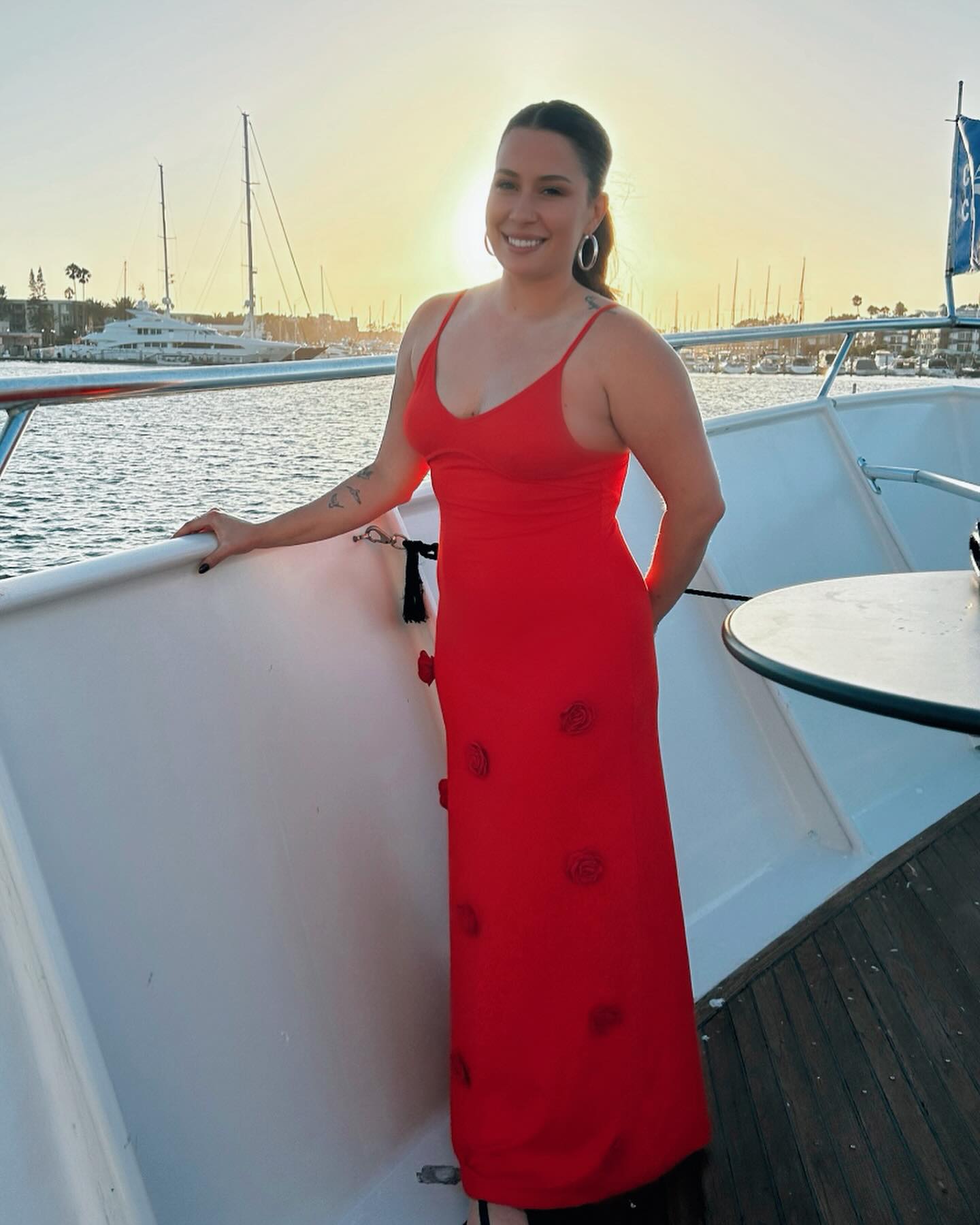 I’m usually the one telling people how to pose, but when it’s my turn… total chaos! 😂