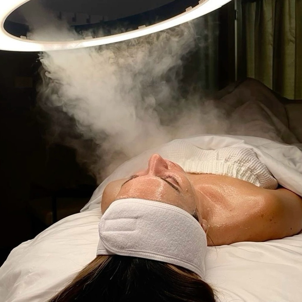 Get your glow on for summer! 🌞 Treat yourself to a Customised Dermalogica 1-hour facial designed just for you. Your skin will thank you! ✨
Book now and step into the season with confidence. #SummerReady #dearbeauty #SheenBarnesBeauty #LondonBeautySalon
#BeautyTreatments #SkincareLondon #SalonLife #BeautyExperts #LuxuryFacials #SelfCareLondon #SheenBarnesSalon #HairAndBeauty #PamperYourself #BeautyInLondon #WellnessLondon #LondonAesthetics #BeautyTherapy #mortlake #eastsheen #richmond #eastsheenmums #richmondbeautysalon #putney #putneymums #dearbeauty #beautybarnes #mortlaketoputney #westlondon #westlondonbeautysalon