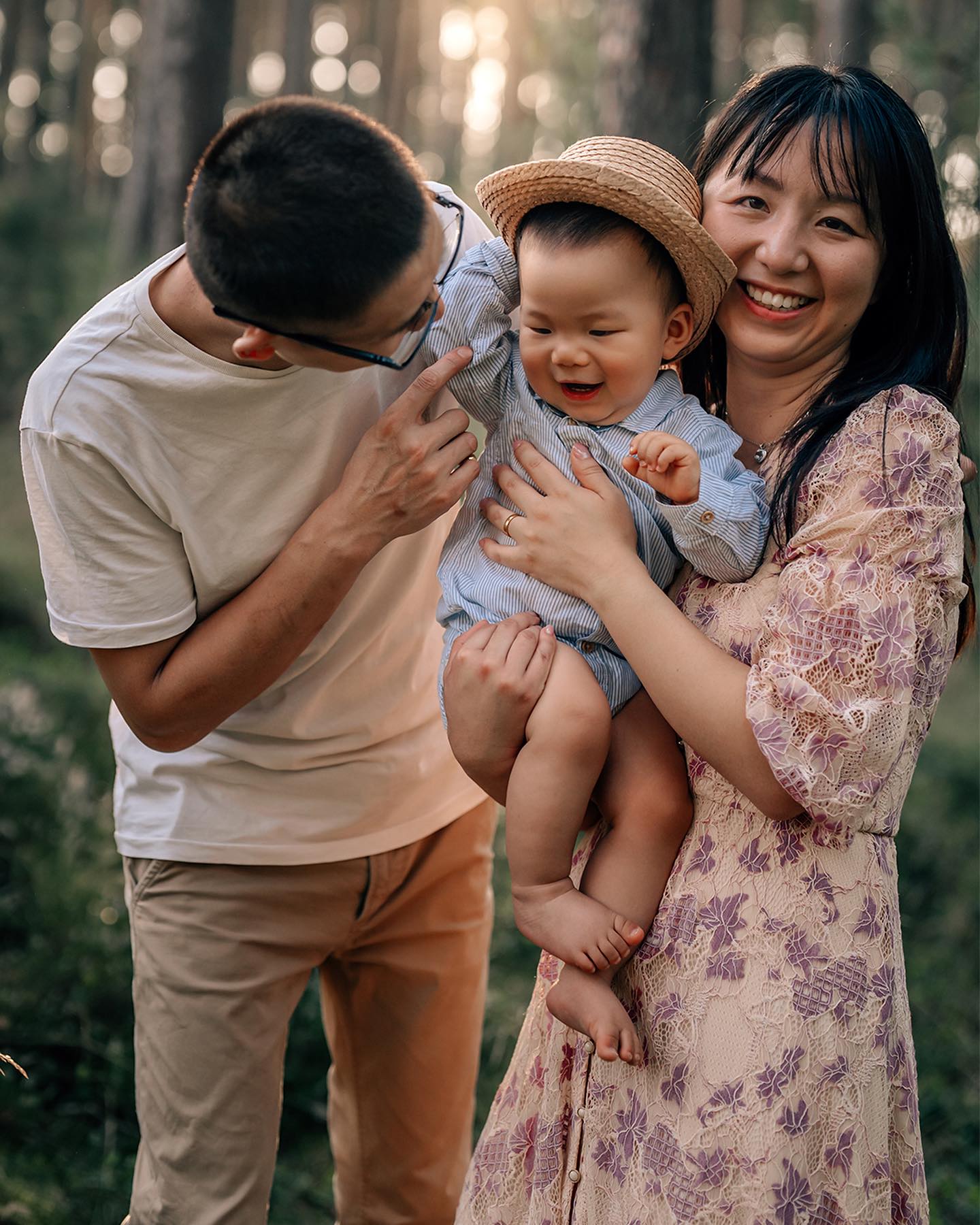 LITTLE ONE
Eine Fotosession zum ersten Geburtstag 🎈draußen in der Natur ist so eine schöne wertvolle Erinnerung und Erlebnis für die ganze Familie.
Ich fotografiere die Kleinen eh sehr gerne in diesem Alter, weil sie erstens mega süß sind, zweitens noch vollkommen natürlich, weil sie nicht checken um was es geht und drittens noch nicht so schnell abhauen können. Ich liebe die Lebendigkeit in den Fotos, früher war das ja alles eher statisch.
Habt ihr so schöne Erinnerungen aus eurer Kinderzeit mit euren lieben Eltern?
Wenn nein, hättet ihr gerne welche?
Falls ja, zeigt mal her 😊 ich bin gespannt.
#familienfotografie #family #anettrothhardtfotografie #outdoorshooting #lebendigefotografie #natuerlichefotografie