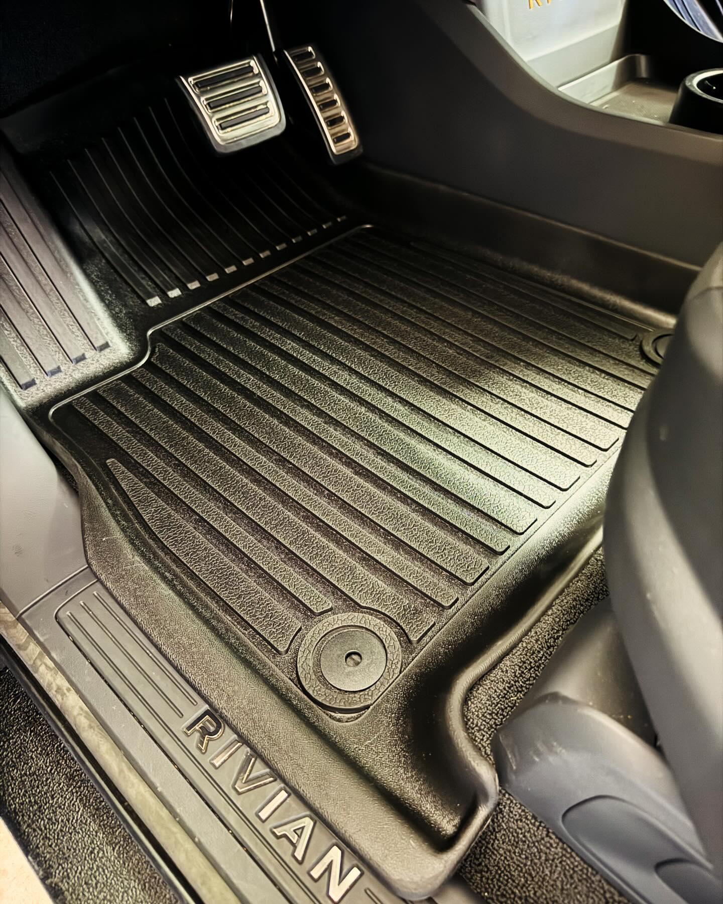 New floor mats from @elliot_bestevmod @ev_vida.store. No logos, more coverage, no smell, dead pedal protection and they go perfectly with the matching frunk and bed mats. 👍🏼👍🏼👍🏼