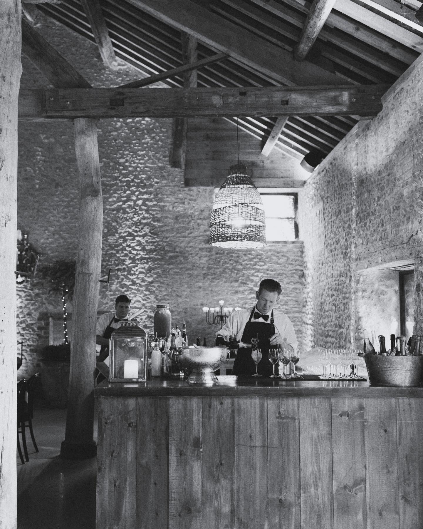 The bar… a key ingredient to every party! This one for an at home milestone birthday celebration was run by @theo_maxfield and his team
Bar hire @dpmarquees
Photo @chloewinstanleyphotography
#partyplanner #partyinspo #eventplanner #surreypartyplanners #twickenhampartyplanner #bar #cocktails