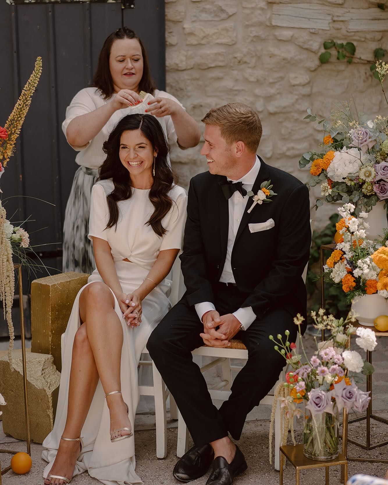 BIG NEWS ALERT 🚨
Endlich kann ich es Euch sagen: neben den Freien Reden biete ich ab jetzt auch Brautstyling an. 💇🏻♀️💆🏻♀️ Ich habe mich in den letzten Wochen intensiv auf Insta, Pinterest und Co. weitergebildet und bin nun stolz und aufgeregt, diesen logischen Schritt gehen zu können. Es fühlt sich so richtig an, meinen Paaren auch diese Dienstleistung aus einer Hand (im wahrsten Sinne des Wortes) anbieten zu dürfen. Meine Bräute 2024 und 2025 können gerne anfragen und dieses Ad-on dazu buchen, die ersten 50 bekommen auch einen Einsteigerpreis. Isa redet. Isa frisiert. The sky is the limit! 💪🏻😎
EDIT: Das war natürlich ein kleiner Aprilscherz. Das Frisieren überlasse ich weiterhin den Profis. 😊
#freierednerin #freietrauung #love #liebe #inspo #wedding #hair #tutorials #smallbusiness #isaredet #isafrisiert #realwedding
📸 @shotbyflo
📍 @boudierkoeller
🌺 @frankfurtflowers
👩❤️👨 @alidaabs & Max
🎶 @listen2band