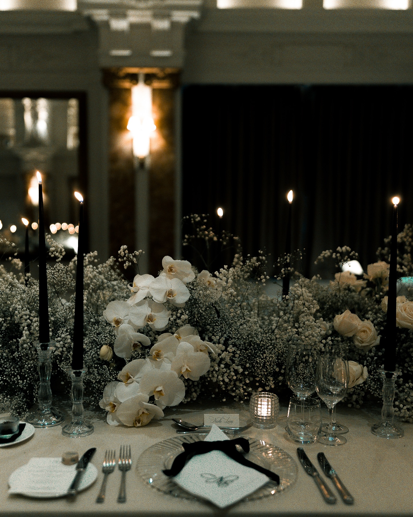 Noir…. and white. The perfect combo
@rebeccasearlephotography
@libertylaneflowers
#monochrome #monochromeinspo #dinnerpartyideas #dinnerpartydecor #wedding #eventmanager #partyplanner #partyplannerbarnes #wimbledonpartyplanner
