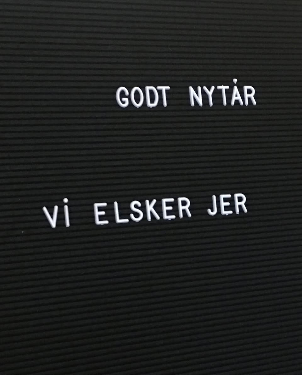 Godt nytår! ✨
Tusind tak for endnu et fantastisk år i Work2gether i det gamle Tinghus og i det nyeste skud på stammen; Lehns Hus.
Du er måske stadigvæk ved at fordøje 2024, måske ved du allerede at du trænger til forandring i 2025? Måske har du taget beslutningen om at springe ud i livet som selvstændig, måske er du ved at forberede dig til årets første MU-samtale?
Måske er en plads i vores fantastiske fællesskab den forandring, du lige netop trænger til? Vi har både pladser i fællesskabt og et par få lukket kontorer ledige.
Vi er tilbage på kontoret og solen skinner, så tøv ikke med at tage fat i os for at høre mere om mulighederne.
Af hjertet tak for et fantastisk 2024 og alt det I hver især gør, der gør Work2gether til noget helt specielt. Vi glæder os til 2025 med jer, fordi; Mest af alt holder vi af hverdagen her i Work2gether 🥰