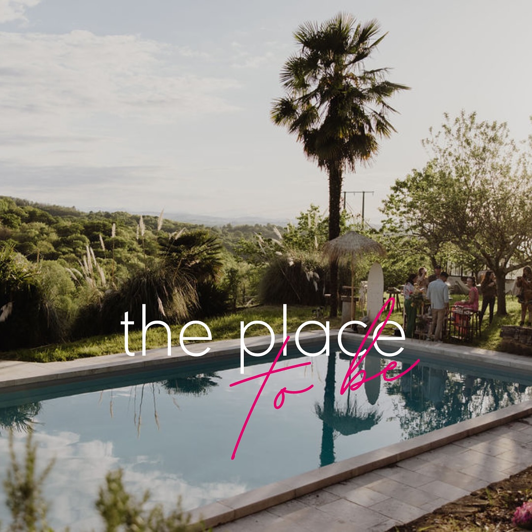 • 𝚃𝚑𝚎 𝚙𝚕𝚊𝚌𝚎 𝚝𝚘 𝚋𝚎
• Si vous ne connaissez pas le domaine @opetitbonheur64 sachez qu'il y règne une atmosphère bien particulière. Niché entre la mer et les montagnes des Pyrénées Atlantiques, c'est un vrai repaire pour les personnes à la recherche d'un endroit paisible pour célébrer, ou se reposer.
• Nathalie accueille des groupes en petit comité et met à disposition plusieurs espaces : la grange pour abriter vos cérémonies et soirées dansantes, la serre - cet espace multifacettes, le jardin et sa piscine avec vue sur la vallée, la chapelle intimiste héritée de ses ancêtres, et les autres nombreux coins de verdure à adopter à votre convenance pour vos événements.
• Un lieu qui porte définitivement bien son nom : un petit bonheur porté par son hôtesse, qui n'hésitera pas à vous envelopper d'attentions tout au long de votre séjour ☀️
• Mon petit doigt me dit qu'il reste quelques dispos pour 2025, ne tardez pas à prendre contact 🖤
📷 @emilieeychenne
• Avec 🌺 @mon.aloha 🏺 @benja___main 💛 @charlotterecoq @macdjone
🍿 @feelgoodmovie.fr 👰🏼♀️ @madameestcouturiere
🎀 @elodiecourtat 💋 @cindyaddict64
👗 @loela_boutique 🕶️ @maisondaignas @andywolfofficial 💍 @naam_joaillerie
🍽️ @casashops_france @casashops 💌 @ysalabel
🍹 @mlaboum 🌴 @nathlaucreations
🏁 @npa_evenements 🪑 @les_receptions_de_julia
🌊 @sweetiesstore.fr
———
#weddingplannerbordeaux #weddingplannerlandes #weddingplannersudouest #mariagebearn #mariagesudouest #mariagegironde #mariagelandes #weddingvenue #lieudemariage #ceremonielaique