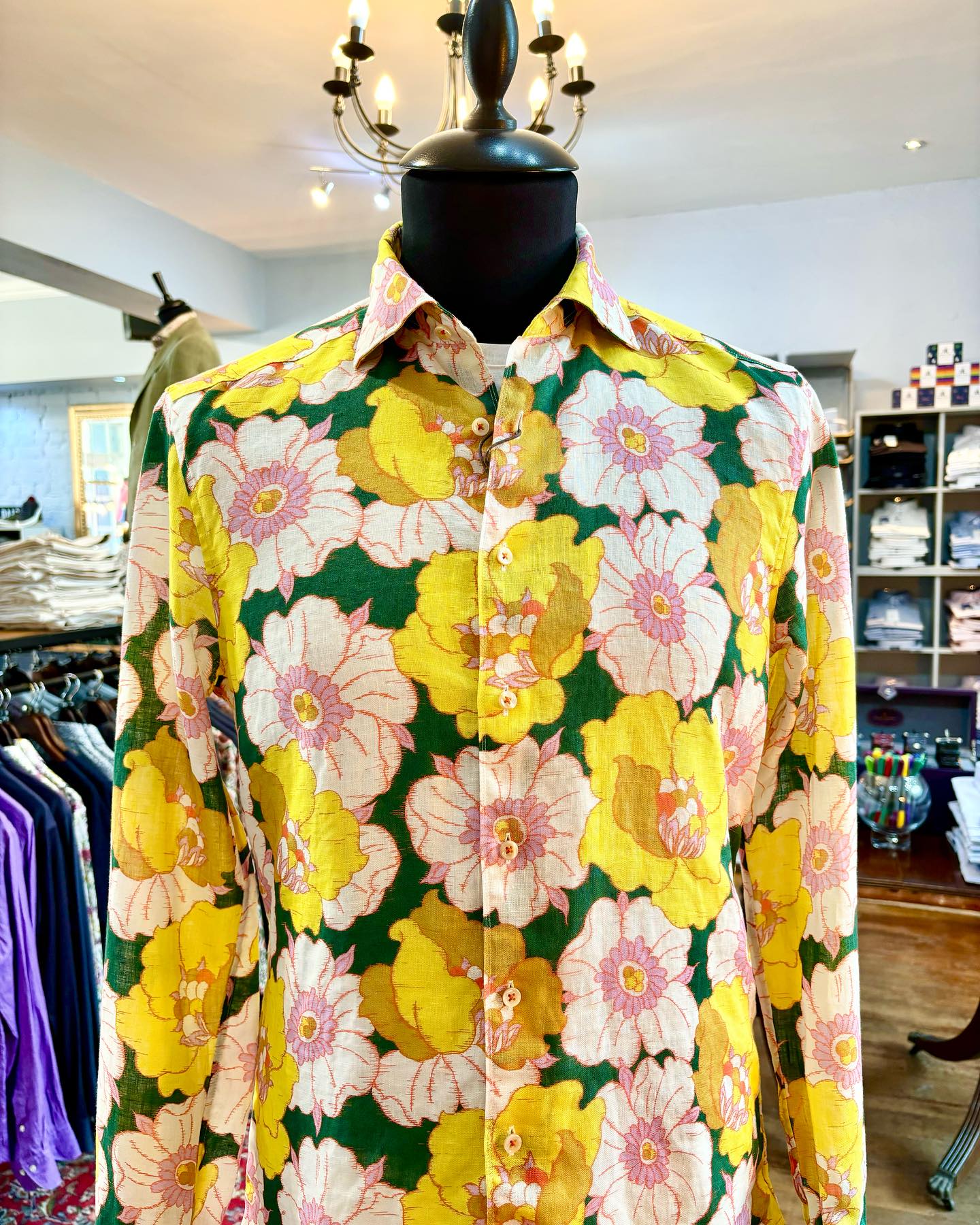 Feeling summer vibes…. #cirencestershopping #cirencesterlife #stenströms #cotswoldlife #cotswoldshopping #linenshirt #summervibes