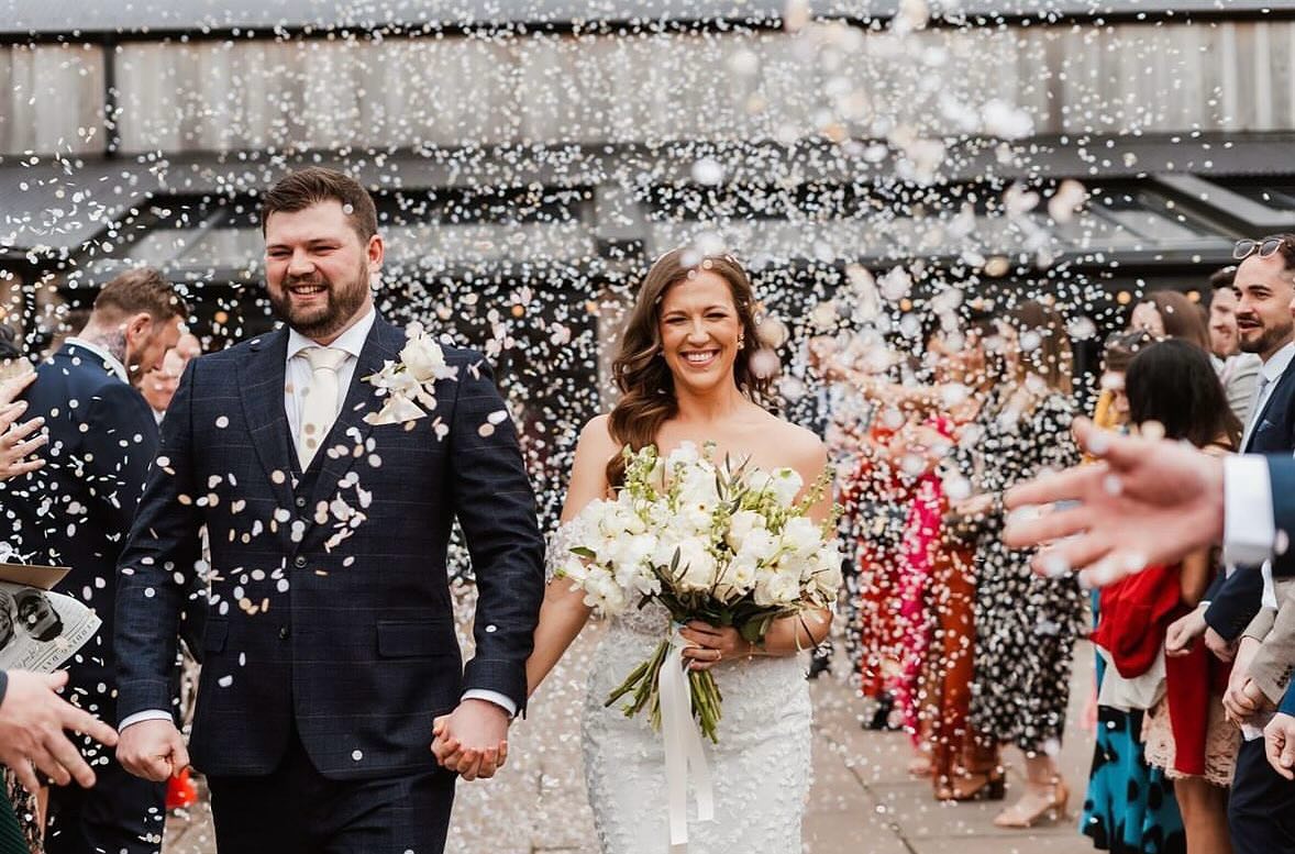 ✨ Stunning Bride Aimee ✨
VENUE @foxtailbarnsvenue
PHOTO @crislowisphotography
VIDEO @upcloseweddings
HAIR @fayekenyonhairandmakeup
MAKEUP @sophiebrowsandbridal
FLOWERS @flowerdesignlichfield
#hairideas #hairstyles #hairstylist #weddinghair #weddinghairstyles #bridalhair #bridalhairstyle #hollywoodwaves #springwedding #ilovemyjob