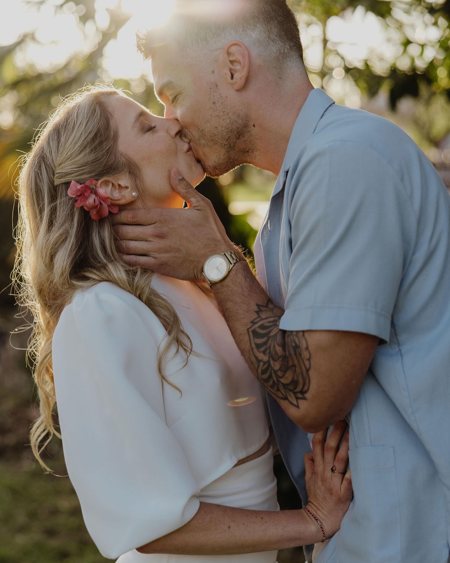 • 𝙾𝚟𝚎𝚛 𝚝𝚑𝚎 𝚛𝚊𝚒𝚗𝚋𝚘𝚠 🌈
• Je cherchais comment décrire cette belle journée, mais cette chanson l’exprime à merveille.
« Les couleurs de l’arc-en-ciel si jolies dans le ciel, sont aussi sur les visages des gens qui passent tout près. Je vois des amis se serrer la main, se demandant « Comment allez-vous ? En fait, ils se disaient « Je t’aime ». »
• La suite très vite, avec les lumières de :
☀️ @opetitbonheur64
🌺 @mon.aloha 🏺 @benja___main
📷 @emilieeychenne
💛 @charlotterecoq @macdjone
🍿 @feelgoodmovie.fr
👰🏼♀️ @madameestcouturiere
🎀 @elodiecourtat
💋 @cindyaddict64
👗 @loela_boutique
🕶️ @maisondaignas @andywolfofficial
💍 @naam_joaillerie
🍽️ @casashops_france @casashops
💌 @ysalabel
🍹 @mlaboum
🌴 @nathlaucreations
🏁 @npa_evenements
🪑 @les_receptions_de_julia
🌊 @sweetiesstore.fr
———
🇺🇸 I was trying to find the words to describe this beautiful day, but this song expresses it perfectly.
« The colors of the rainbow so pretty in the sky, are also on the faces of people passing by. I see friends shaking hands saying « How do you do? ». They’re really saying « I love you ». »
#weddingplanner #weddingplannerfrance #mariagesudouest #mariagesuddelafrance #mariage #hawaiianwedding #inspirationmariage #sinspirersemarier #decorationmariage #organisationmariage #wedding #hawaii