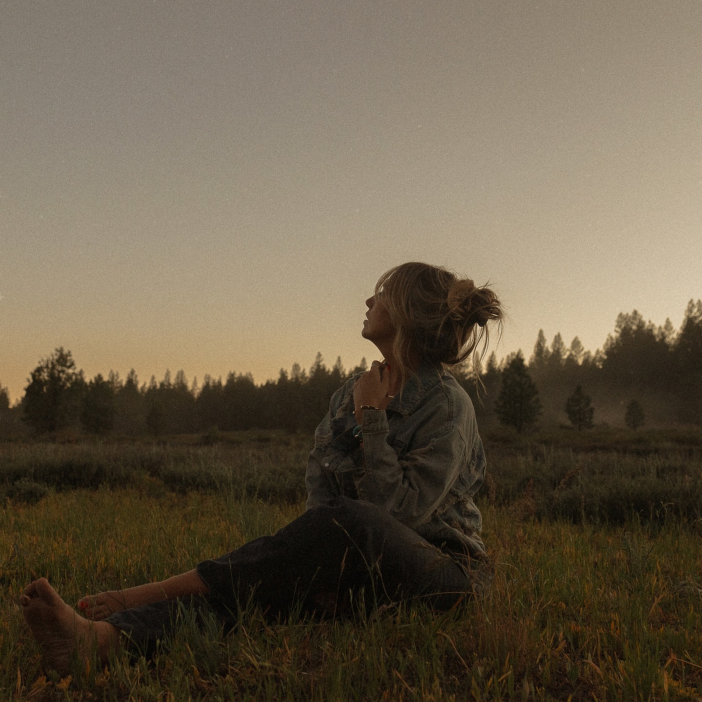 Hot dusty nights w the one and only @emdeanekelley. So very honored and grateful to make this project come to life for her and her brand.
It sure is a beautiful thing creating w women you love and admire.
Keep it comin✨