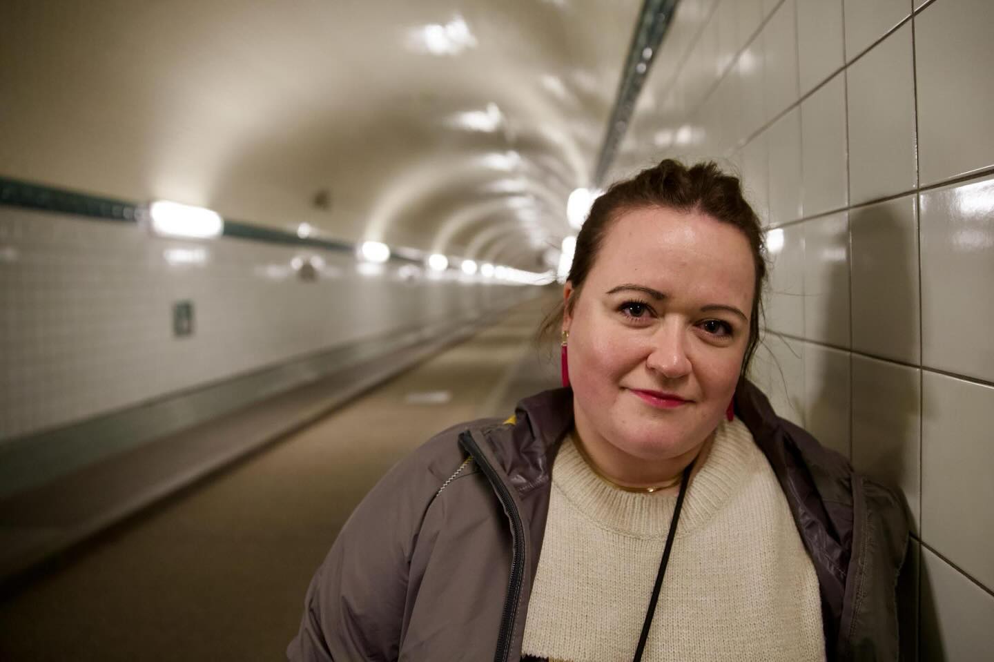 Long time no photo: Hi, ich bin Isa! 🙋🏻♀️ Ich bin Freie Rednerin und lehne gerne casual im Elbtunnel an der Wand. Because why not. Außerdem liebe ich Geschichten, die mir Menschen anvertrauen. Ich finde, wir dürfen Spuren hinterlassen, in den Leben derer, die wir treffen. Und darüber erzähle ich in Eurer Zeremonie, egal ob wir Euer Kind begrüßen, Ihr heiratet oder wir gemeinsam jemanden verabschieden. Ich bin für Euch da, wenn Ihr mich braucht. Und ich kann es kaum erwarten, für und mit Euch zu reden. 🧡
#freierednerin #freierredner #love #liebe #hochzeit #wedding #inspo #sayhi #hamburg #portrait #wirheiraten #hochzeit2024 #heirateninhessen #braut #bräutigam #verlobt #zeremonie #isaredet #darmstadt