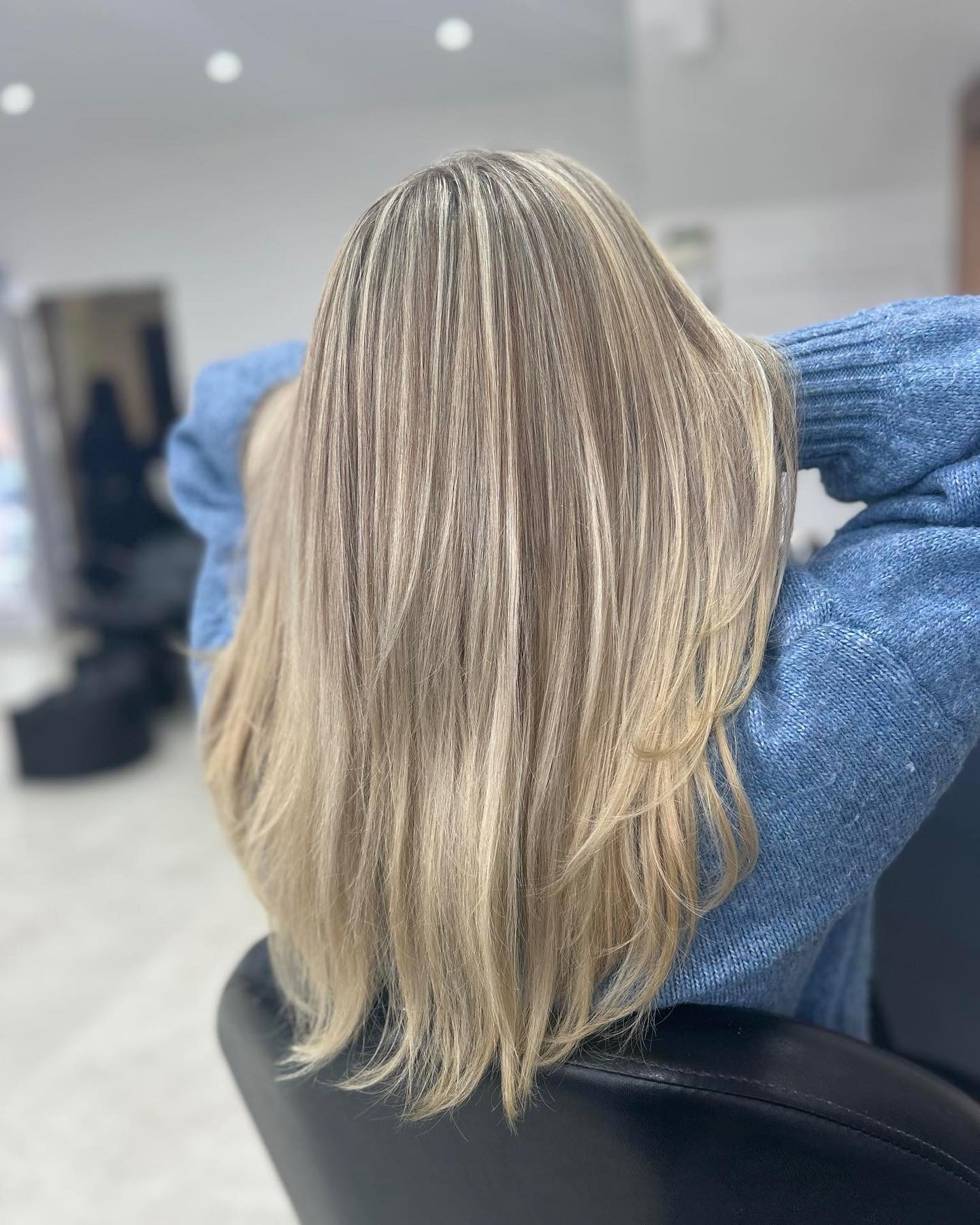 🥂Full head of highlights 🥂 Swipe to see the before picture ➡️ Hair done by Emily xx. #kmshair #goldwelluk #fullheadhighlights #champangecolour