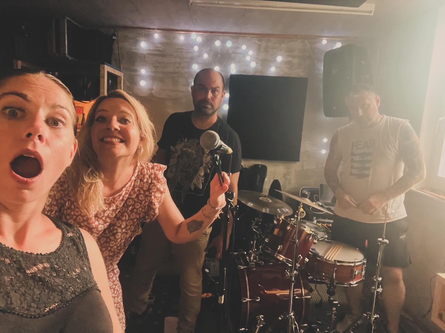 Wenn der Drummer im Schweissdampf verschwindet…😆🤘🏽@konzerthaus_schuur, wir sind fit für Freitag! Hitzestabil & eingecremt, freuen uns riesig auf euch😍☀️🍹
#luzern #konzert #schüür #delilahs