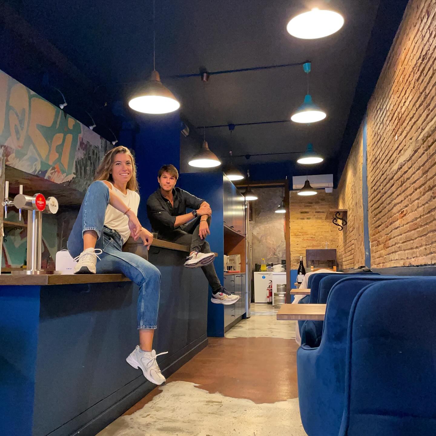 Deiem que setembre venia amb novetats… OBRIM LA CUA CURTA AL BARRI DE SANTS 🥳
Després de més de 40 anys a La Cua Curta del Born, ampliem la familia i hem trovat el millor raconet del barri de Sants per crear un espai encantador, romàntic i amb un ambient tant bo com el del germà gran ♥️
Encara necessitem uns dies per enllestir-ho, però aviat obrirem portes… esteu atents! 🤩