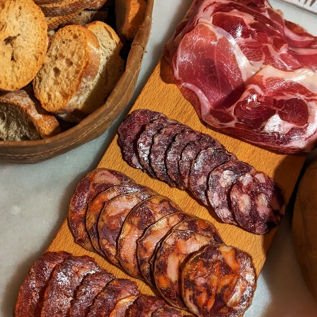 TORNEM! Amb piles carregades 🔋 i aviat us podrem donar una gran sorpresa… ⏱️
Ja tens taula per aquesta nit? Ojo, que en queden poques!