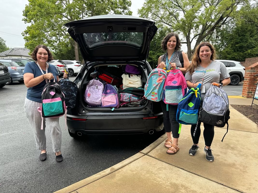 Last week we sent over 100 backpacks to our friends @readykids.charlottesville! They will be heading to kids in their Healthy Families program 🎒📚📓💙
#backpackbuddiesva