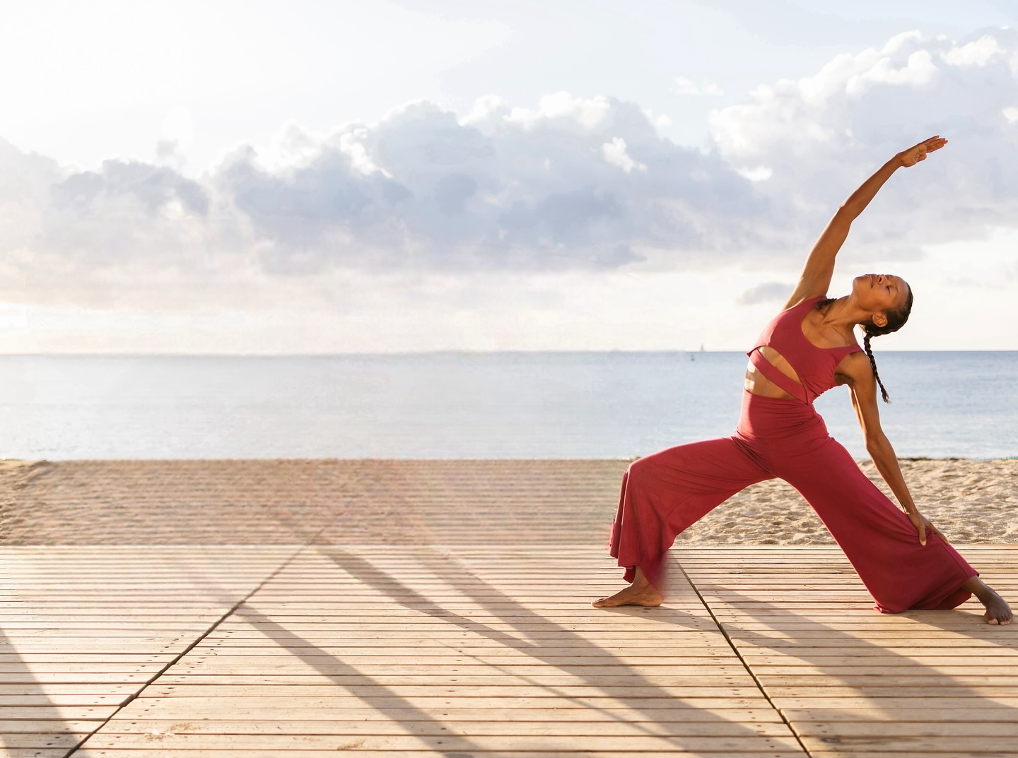 ¡Bienvenido el Sol al signo de Virgo! 📿
Hoy 22 de Agosto a las 16:55hs, el Sol hará su tránsito por el sexto signo del zodíaco #Virgo. Signo asociado al YOGA, la salud y el bienestar 🧘🏽♀️
☀️ Luego de la fase leonina, donde descubrimos nuestra identidad propia la energía se sumerge en una realidad más amplia, en donde existe un orden superior y preexistente.
“Cada cosa tiene su razón de ser y su lugar en el mundo, nada es aleatorio” nos dice Virgo…
⭐️Su planeta regente es #Mercurio, el cual le otorga una capacidad mental para canalizar su energía en el plano material de manera muy práctica.
⭐️ Su elemento es la TIERRA 🌱
⭐️MUTABLE y FEMENINO.
Con gran capacidad de adaptación y en búsqueda constante de perfeccionamiento en todo lo que hace. Son los manitas del zodíaco, ya que siempre se las arreglan para mejorar las condiciones pre-existentes de las cosas, y hasta de las personas!
⭐️ Regente de la casa 6, asociada a las labores diarias y la salud.
🧘🏽♀️Es el signo más representativo del YOGA, las dietas, la nutrición y el estado óptimo del cuerpo. Tienen la suficiente disciplina para lograr sus objetivos de forma eficiente y ordenada.
#SALUD #TIPS
Virgo rige los intestino y el abdomen, que representa esta función que integra los nutrientes en nuestro cuerpo, descartando lo que no sirve e integrando lo que sí. Durante este mes, mejora tu alimentación, quizás es momento de hacer un cambio de dieta, más saludable y nutritiva.
#ASTROYOGA🧘🏽♀️
Sabéis que tenéis mis clases Signo x Signo en mi canal de Youtube #Ninayoga os recomiendo la clase de Mercurio.
DESAFIO: SOLTAR EL CONTROL y permitir que las cosas también sigan su curso natural. Piscis es el signo opuesto/complementario a Virgo; es esencial para los nativos aprender a fluir con las cosas y sobre todo este mes que la energía está fuerte con Venus allí.
👩🏽💻Si quieres conocer más sobre tu carta o apuntarte a mi NUEVO CURSO de ASTROLOGÍA que comienza en Octubre, mantente atenta que sale en breve!
Para consultas privadas de Carta Astral, Revolución Solar (Carta cumpleaños) o Sinastría de Parejas…
👉🏽Visita mi web : www.nina-adams.com
💫✨