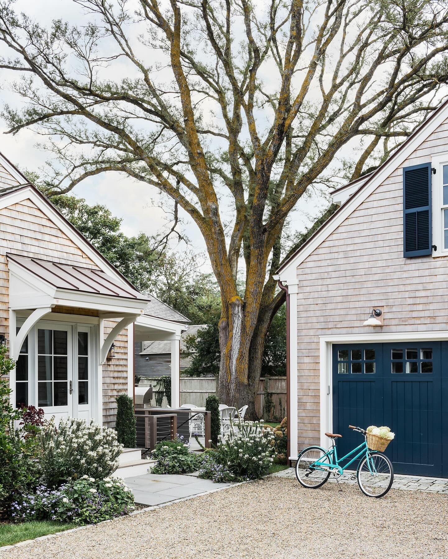Springtime in Edgartown - time to get outside and enjoy the village! Photography by @joyellewest Construction Services @kentvanhollebekeconstruction Design Services by @lmtdesign #marthasvineyard #marthasvineyardlife #edgartown #edgartownmassachusetts #shinglestyle #residentialdesign #residentialarchitecture #newconstruction #newenglandhome #interiordesign #architecturaldesign