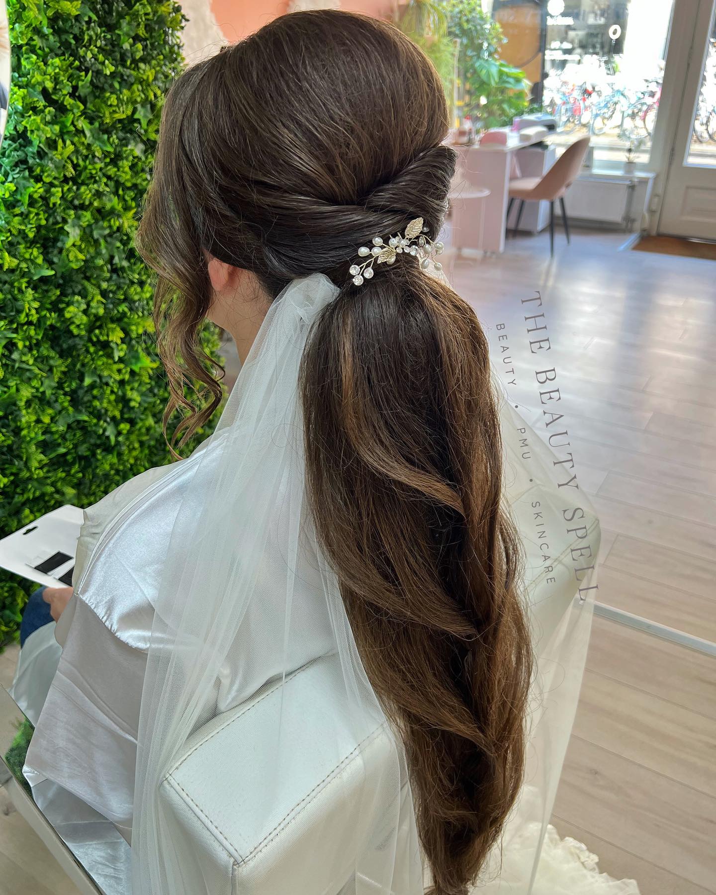 Love this Hairstyl for this beautiful bride💖
Make-up & hair done
—————————————————————
@ayaahassanii @fatinhassanii @hudabeauty @queentarzi #hudabeauty #queentarzi #lashes #hudabeautynudepalette #brows #hudabeautypalette #maccosmetics #makeup #benefitcosmetics #chanel #anastasiabeverlyhills #brows #morphepalette #anastasia #assen #haircareassen #groningen #makeuplook #makeup #eyelashes #happycustomer #eyeshadow #eyemakeup #eyebrowshaping #lashes #softlook #schwarzkopf #wella