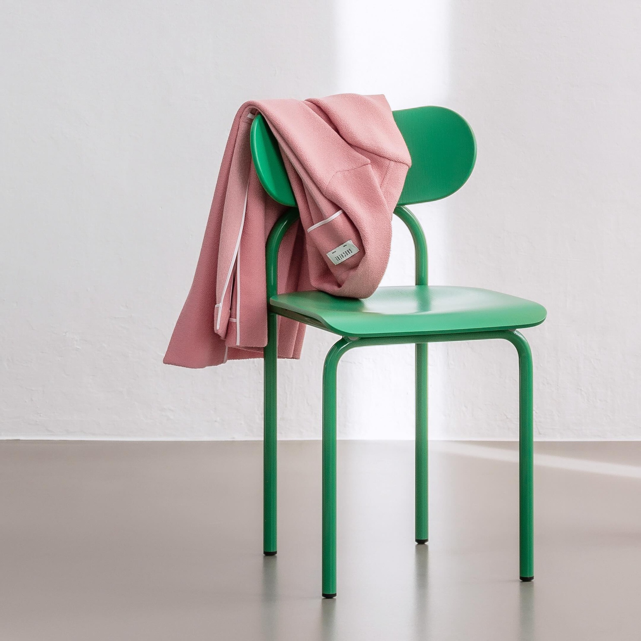 DOUBLE U CHAIR IN GRASS GREEN
The chair’s frame features a clear, organically curved line. The two pairs of legs, which are made of bent tubular steel, are shaped like upside-down Us. DOUBLE U’s dynamic silhouette is full of verve and playful lightness; the monochrome colour scheme makes it look as if it has been cast from a single mould.
Thanks to the eleven vibrant colours from the VICTOR FOXTROT range, the tubular steel chair blends into any interior. Whether as an eye-catching solitary chair, restrained in colour or as part of a colourful troupe – DOUBLE U convinces with durability, comfort and iconic aesthetics. Designed and manufactured in Hamburg, Germany.