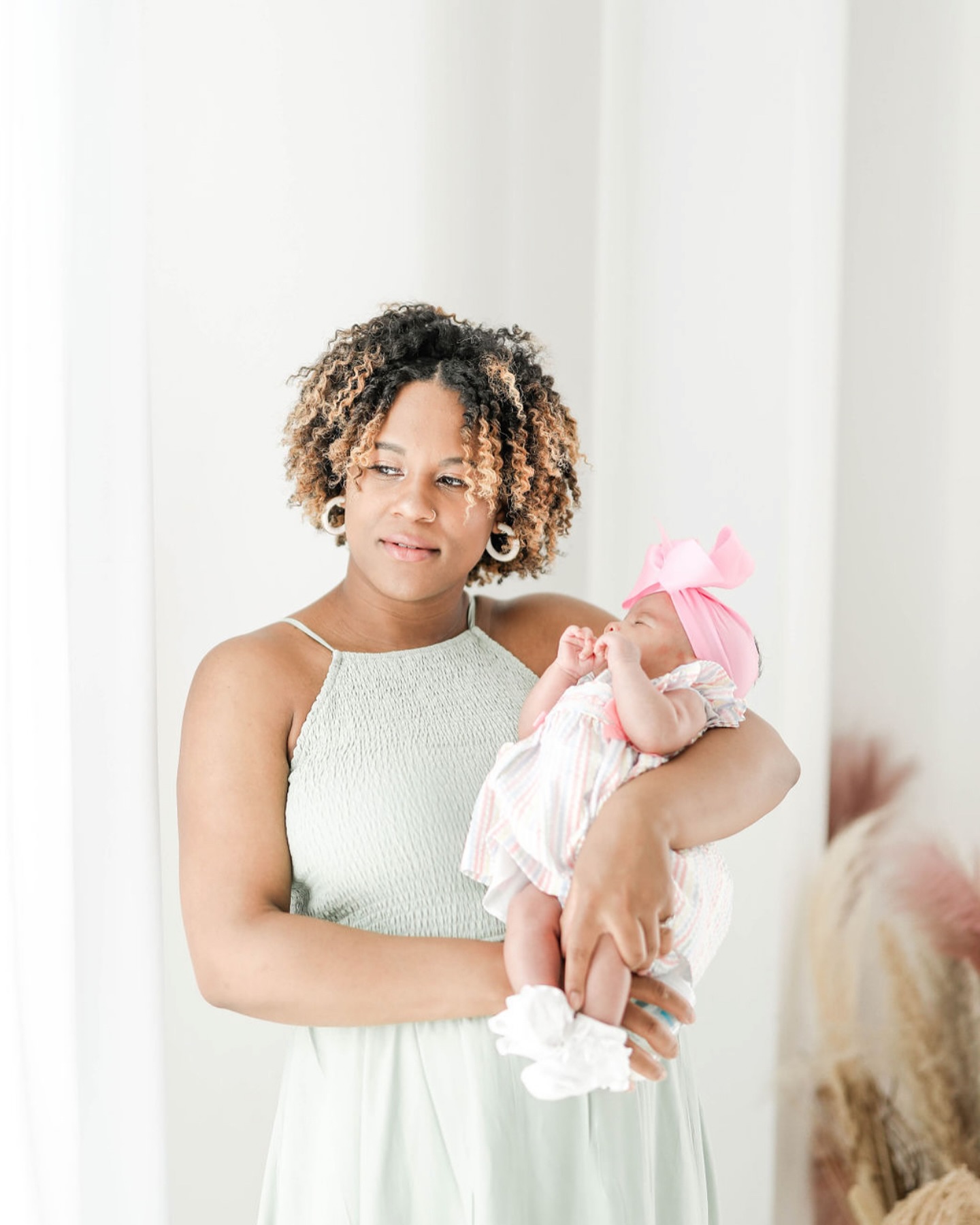 Family portraits are more than just pictures; they are the heartbeats of our shared journey, capturing moments that last a lifetime. 🖼️💖