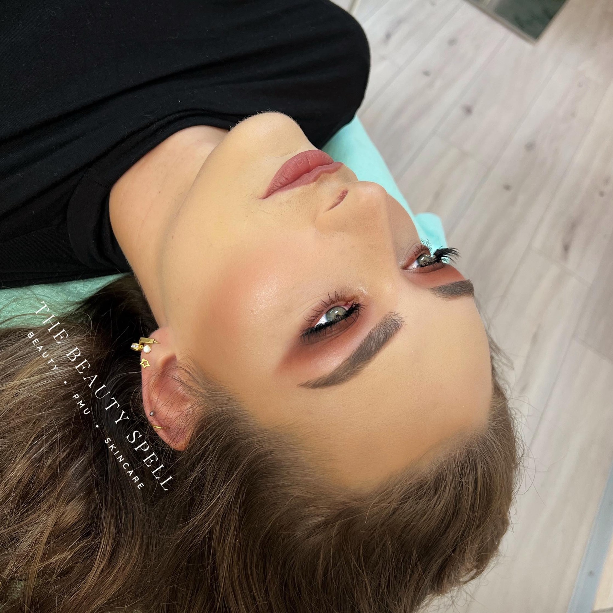 Smokey eyes for this beauty✨
—————————————————————
@ayaahassanii @hudabeauty @queentarzi #hudabeauty #queentarzi #lashes #hudabeautynudepalette #brows #hudabeautypalette #maccosmetics #makeup #benefitcosmetics #chanel #anastasiabeverlyhills #brows #morphepalette #anastasia #assen #haircareassen #groningen #makeuplook #makeup #eyelashes #happycustomer #eyeshadow #eyemakeup #eyebrowshaping #lashes #softlook