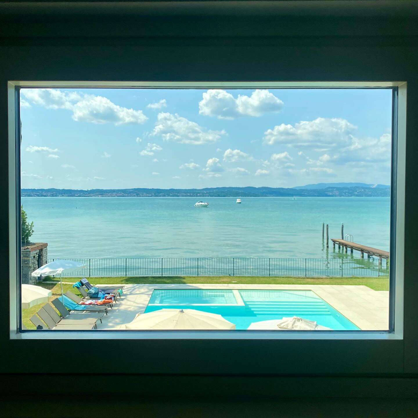 View from room n. 9 🖼️
#villapioppi #villapioppihotel #villapioppirestaurant #villapioppipizzeria #sirmione #gardalake