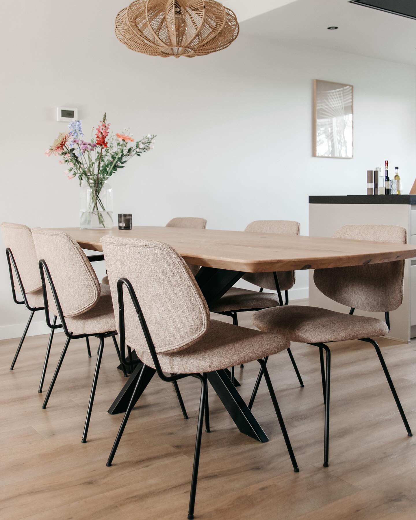 Project Elburg 📸
Weer zo’n tof project mogen vastleggen deze maand! 🙌🏻 Ik gaf Robert & Kim in Elburg advies en zij gingen voor een complete metamorfose van hun huis. Wat hebben ze veel werk verricht! Je zal hier toch maar mogen wonen! Nu het interieur klaar is mag ik aan de slag om ook een weldoordacht tuinontwerp te maken.