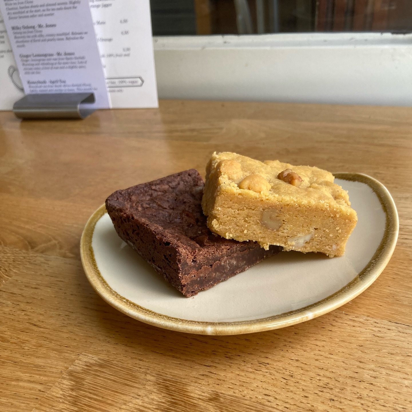 Our brownies have a new sibling! Come and try these white chocolate and walnuts blondies while supplies last 😏
We’re open 10am - 5pm all weekend!
#vegan #vegantreats #veganamsterdam #amsterdam #vegancafe #brownies #blondies