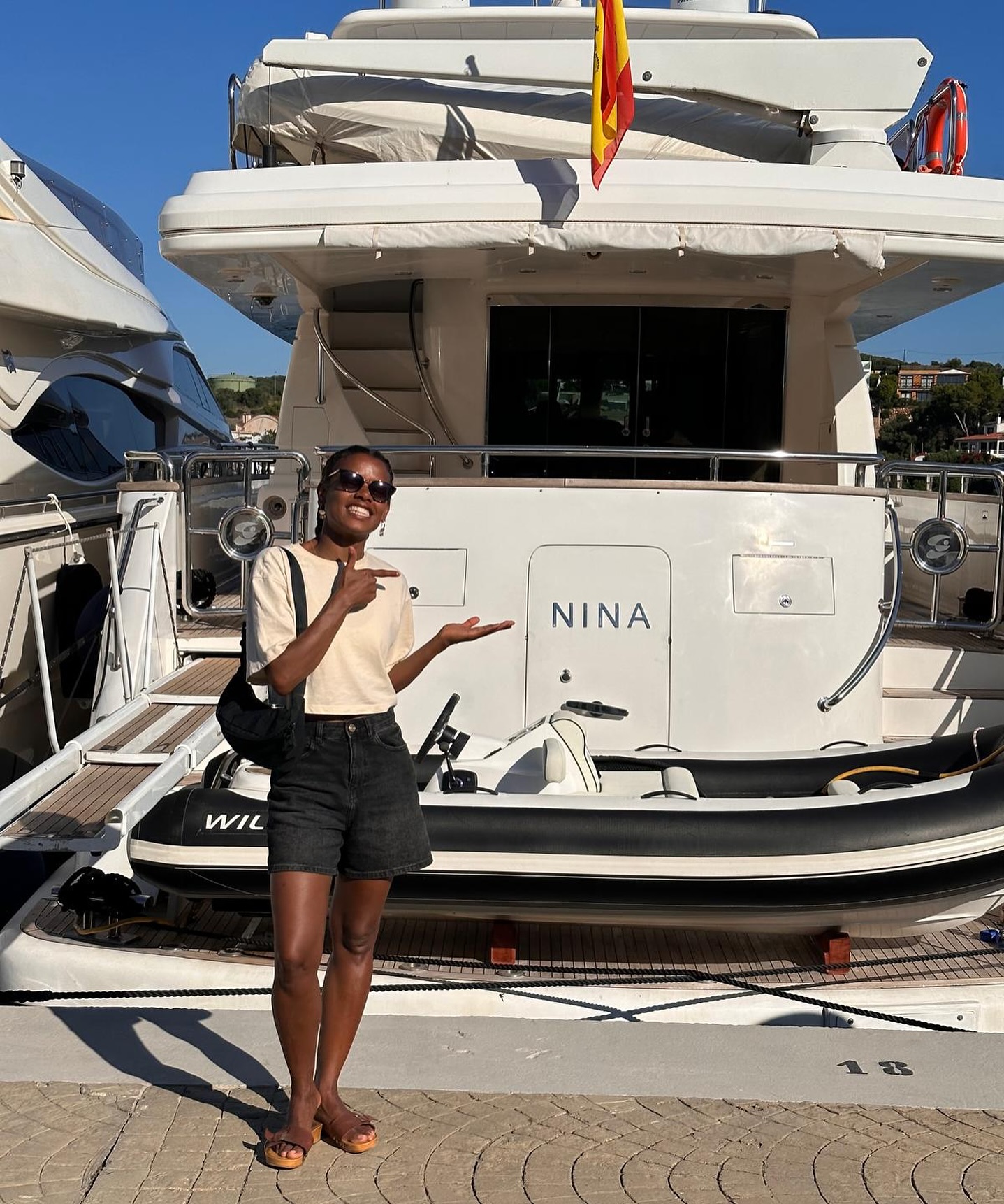 Hola! Me quiero presentar... porque hay gente que me sigue y no sabe realmente quién soy o a que me dedico...
Me llamo Nina, soy practicante y profesora de Yoga desde hace 22 años 😅 siiii! Hace mucho que me enamoré del Yoga y me dedico a compartir este conocimiento que por destino apareció en mi vida, mientras viajaba por Thailandia e India (2002) al mejor estilo @lethalcrysis_ urgando por los rincones perdidos del país y dejandome llevar por mi brújula interna...
Era mi primer viaje lejos de lo conocido y me partió la cabeza salir de la burbuja occidental, conocer Oriente y sus costumbres, olores y sabores fueron no solo mi puerta al Yoga sino también al AMOR por viajar y explorar culturas.
Siempre digo que mi mejor Universidad ha sido y es VIAJAR y por supuesto la vida misma, con sus pruebas y examenes cotidianos.
También soy Astróloga, en el año 2012 cuando tuve un tránsito de Urano a mi Sol, tuve un "Aha! moment"💥 y decidí que era momento de aprender de verdad, quería conocer la astrolotía como la palma de mi mano🖖🏼
Así inicié mi camino (sin fin) en el cual tuve la suerte de cruzarme con los mejores profes de España y el mundo... Sin duda aquí hay mucha cultura astrológica, me siento súper afortunada de haber aprendido tanto de todos...
Estos últimos años, coincidiendo con un tránsito tan importante como es Plutón al Sol natal (que este año acaba por finnnn! 🙌🏽 ) he sentido la necesidad de alejarme de lo externo y enfocarme en mi mundo interno, asistir a mi propia metamorfosis y transformación, re-organizar mis prioridades y construir nuevas bases.
🦋Ese proceso que se dice de las mariposas es real también para los seres humanos!!! Y es importante estar presentes, ser testigos de nuestra propia evolución en consciencia.
Poco a poco, empiezo a sentir el movimiento y las ganas de seguir compartiendo mi propósito de vida que es aportar BIENESTAR a través de herramientas ancestrales como son el Yoga y la Astrología. El yoga no solo nos ayuda físicamente a estar fuertes, sino que nos sube la energía vital y calma nuestra mente y la Astrología, es brújula para navegar en las movidas aguas de la vida 🛟
Si llegaste hasta aquí, gracias!
🤍 Nina