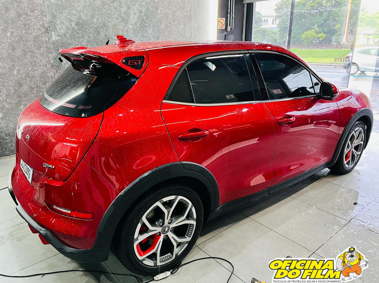 Aplicação de película Oracal VLT 5%.
A melhor opção para conforto térmico e resistência.
#eletrico #ora #protecaosolar #uv #oracal #orafol #peliculasportoalegre