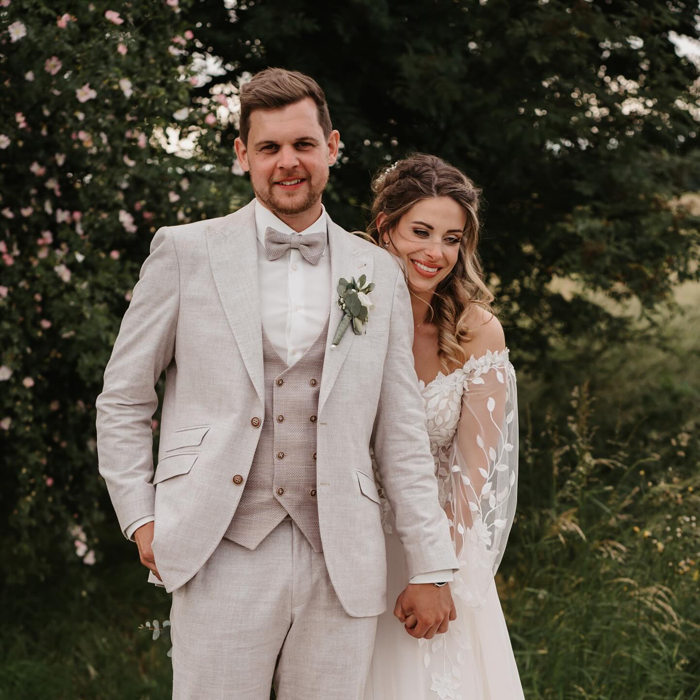 E&S
eine wunderschöne selfmade Sommerhochzeit ☀️
bei perfektem Wetter!
H&M: @haircocaine
Kleid: @mainkleid.der.liebe.wegen
Anzug: @kastell_manufaktur
#hochzeit #sommerhochzeit #throwback #brautpaarshooting #gartenhochzeit #standesamtlichetrauung #fotografin #aschaffenburg