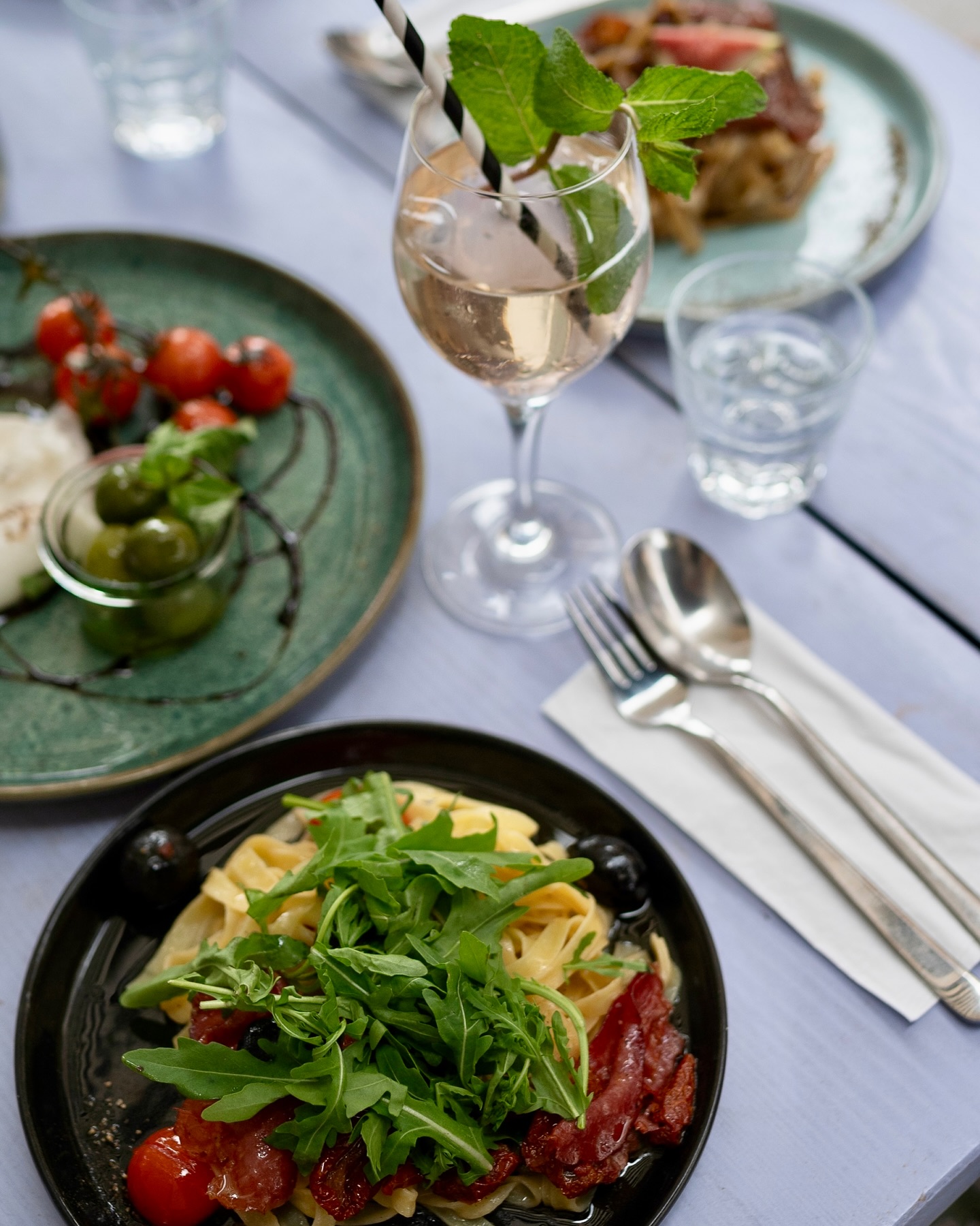 Lunch is served 🍝😍 Unser Klassiker: Tagliatelle Rustica! Die Kombination aus frischen und getrockneten Tomaten, zusammen mit dem kräftigen Geschmack von Bresaola und den mediterranen Noten von Rucola, Oliven und Kapern ist einfach ein Traum. Dazu ein leckerer Spritz und eine cremige Burrata mit unseren saftigen, gegrillten Tomaten und einer Portion Oliven zum Teilen – lieben wir!
Wir freuen uns auf euren Besuch 😍#mädchenitaliener #restaurant #berlin #berlinfood #berlinfoodguide #berlineats #foodberlin #eatinginberlin #italianfood #happymonday