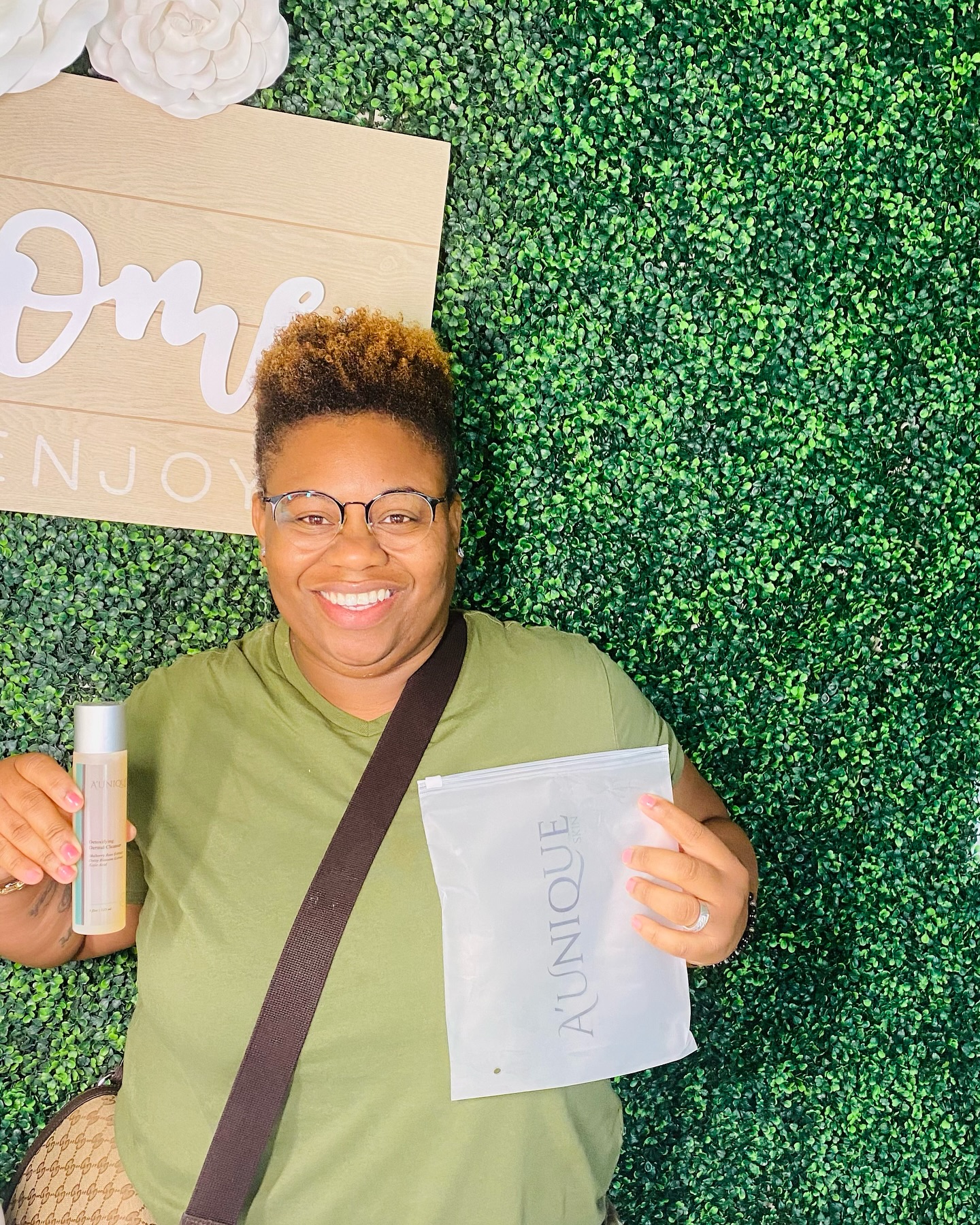 Revitalize and restore uniformity with our AâUnique Detoxifying cleanser. Itâs a peptide based cleanser formulated with Kojic Acid, Mulberry Root, Licorice root, and Daisy blossom extracts. It boosts skinâs hydration, evens skin tone, and is recommended for those who experience pigment concerns. Highly refreshing, this daily wash contains four powerful skin illuminators which target lack of uniformity which can diminish a radiant, equalized complexion.
#skincare #skincareroutine #skincareproducts #skincaretips #selfcare #glowingskin #antiaging #cosmetics #healthyskin #peptide #peptideskincare #healthyskin #blackgirlmagic #gentlecleanser #evenskin #naturalskincare #evenskintone #peptidetherapy #ftlauderdaleesthetician #coralspringsesthetician #broward #coralsprings #ftlauderdale #tamarac #esthetician #parkland #miami #broward #northlauderdale #boca #Auniueskinstore