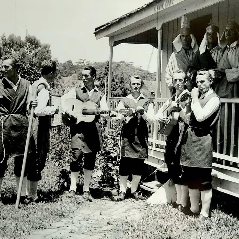 Seis de janeiro é o Dia dos Reis Magos. Na região sul do Brasil o Terno de Reis é um costume cultural em que grupos de cantores chegam de surpresa na casa das pessoas cantando a história do nascimento de Jesus.
Em Canela, essa tradição foi cuidadosamente preservada por mais de 60 anos pela Família Seibt, que se dedicou a cultivar o espírito natalino e a fortalecer os laços de amor e união entre as pessoas.
A história do Terno de Reis da Família Seibt teve início em 1959, quando Edvino Seibt, junto de seus irmãos, primos e amigos, começou a realizar serenatas com cânticos natalinos para a comunidade local. Ao longo das décadas, essa prática atravessou gerações, permanecendo fiel ao propósito de transmitir paz, esperança e alegria. Com centenas de apresentações realizadas, o grupo tocou milhares de corações, deixando um importante legado cultural e muita saudade.
Saiba mais no www.almanaquedecanela.com.br