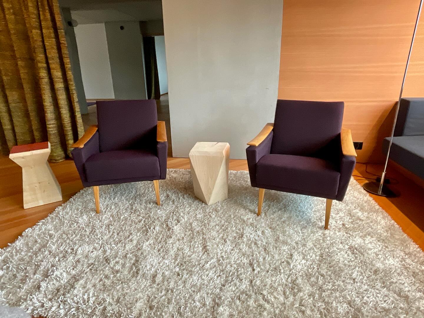 Zwei von unseren ROHLINGEN haben ein neues zu Hause gefunden. Passend zur Einrichtung sind sie sowohl leicht und bequem. Was typisch ist für ihre Zeitgenossen. Ich Tippe auf 60iger Jahre. #innendekorationen #dekoration #wohnen #polsterei #vorhänge #wandverspannung #interiordesign #natürlichwohnen #winterthur #swissdesignblog #Innenarchitektur #Handmade #swissmade #handwerk #innenarchitektur #zuerich #zürich