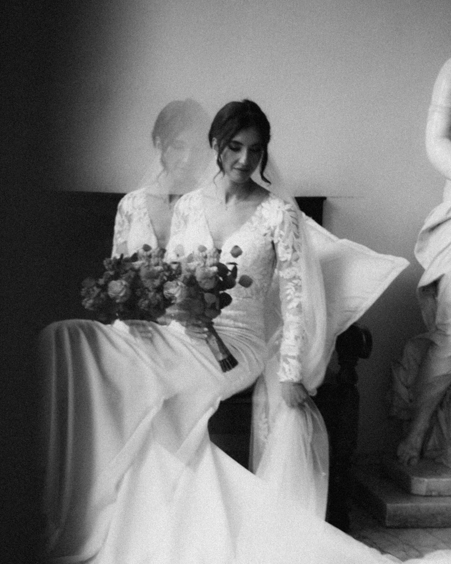 “The worst thing happend to me”, “I’ve had the best day ever”.
We can live in such a state of life. Life isn’t just about extremes. I guess in a way, those kind of sayings make stories a bit more interesting to listen to. But they can also oversimplify life into black or white, right or wrong, good or bad.
It’s crucial to remember that one setback isn’t the end of the world. Amidst the challenges, there are countless good moments to enjoy and reflect upon.
In the world of photography, emotions can be a rollercoaster. We share our work on platforms like Instagram, hoping for a flood of likes. Yet, even if the likes don’t pour in, we shouldn’t forget the genuine appreciation from our clients who adore the photos we’ve captured. 📸
I’ve decided to break free from the like-count pressure. Instead, I’ll share more frequently, showcasing the myriad stories I’ve had the privilege to capture. Take, for example, this shot of a bride eagerly awaiting her newlywed husband for our portrait sessions 🤗