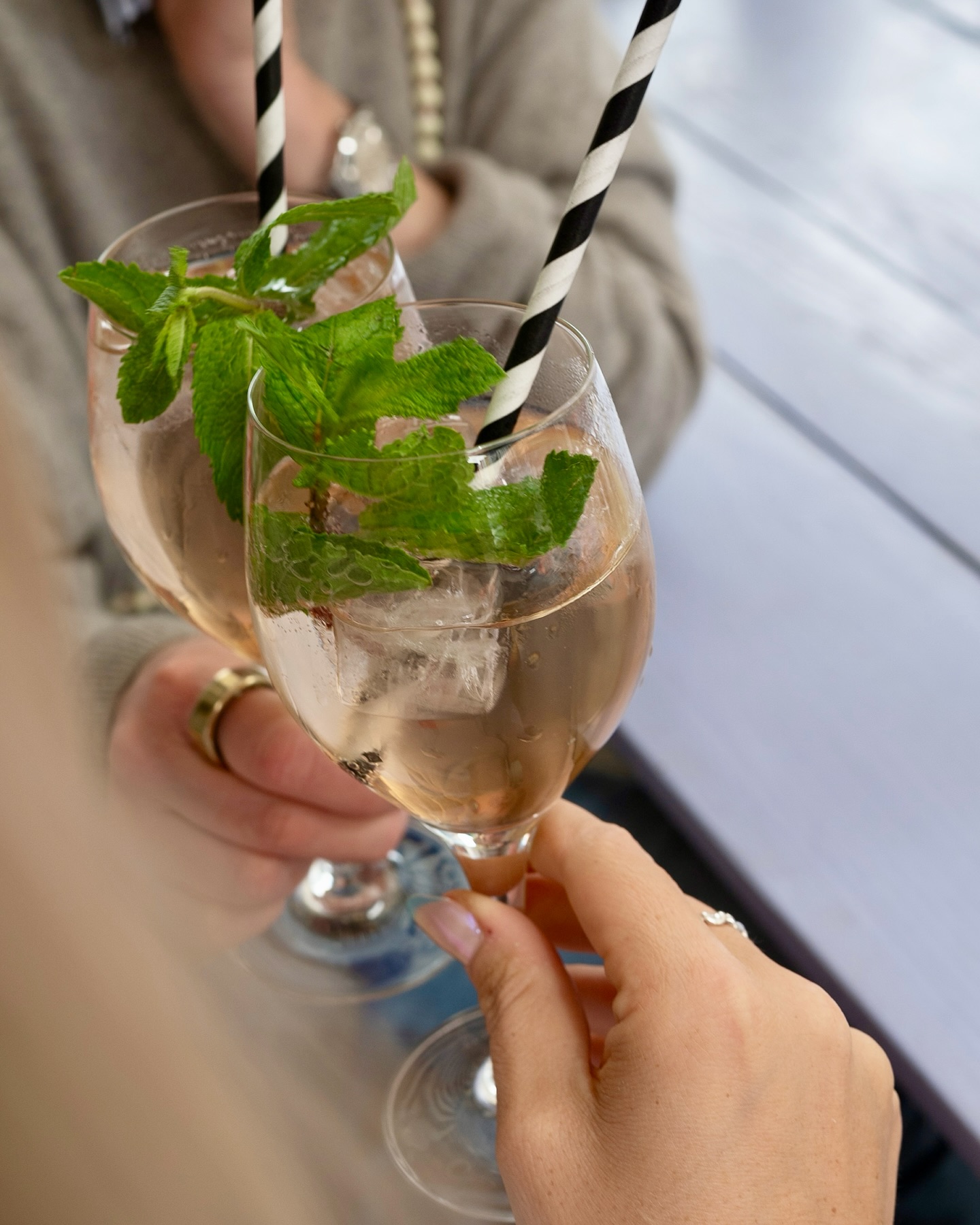 Cheers! 🥂 Wir wünschen euch einen schönen Freitag – und freuen uns schon auf euren nächsten Besuch 😍 #cheers #mädchenitaliener #restaurant #italianfood #foodberlin #foodieberlin #dolcevita