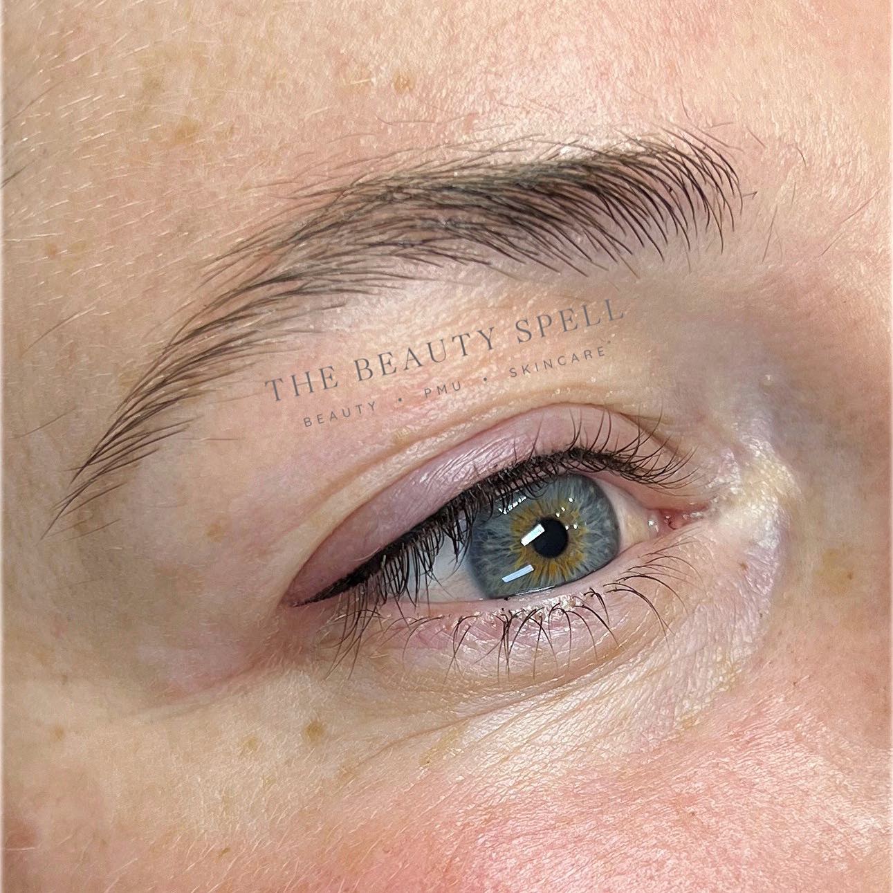 PMU classic Eyeliner✨
Eyeliner (PMU) Met permanent make-up als eyeliner kun je op elk moment van de dag er verzorgd uit zien met een frisse look. Aan de hand van jouw wensen en het advies die wordt gegeven, wordt er samen gekeken naar wat voor eyeliner het beste bij jouw ogen past. Eyeliner gaat gemiddeld 1 tot 5 jaar mee.
@ayaahassanii @phimaster_schora_aryant @branko_babic_phiacademy @phiacademy
#phicountour #phieyeliner #eyeliner #classiceyeliner #pmu #pmueyeliner