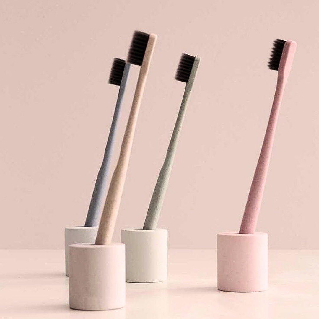 När du är klar med tandborstningen, låt tandborsten stå upp och lufttorka. Det hjälper till att minska bakterierna och håller din tandborste renare. 🪥