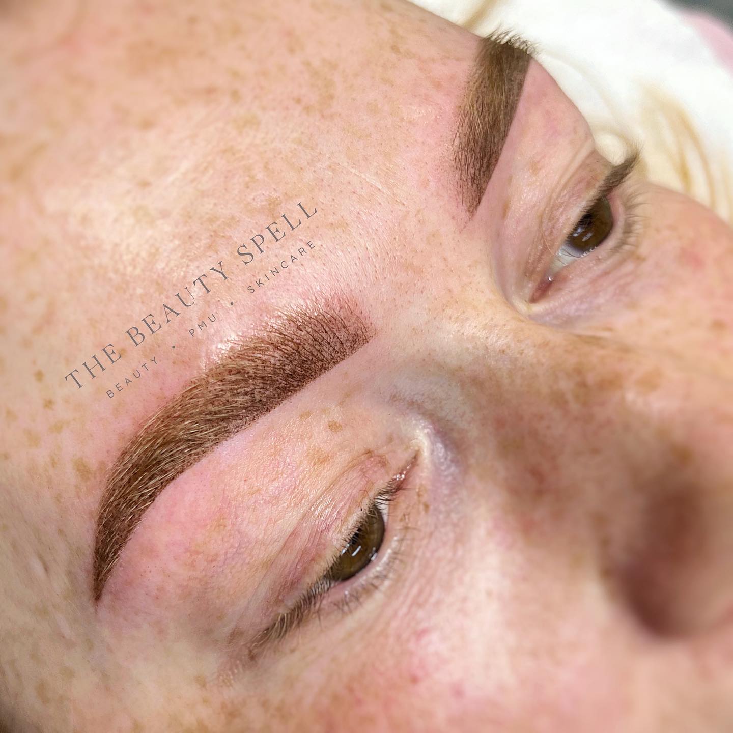 OMBRÉ POWDERBROWS✨ Resultaat direct na de behandeling.
Het uiteindelijke resultaat is pas na 3/4 weken echt zichtbaar. Ook verschilt dat per persoon, soms gebruik je de zelfde kleur bij verschillende personen en zie je dat het toch anders geneest qua kleur. Je kan het zien als een filter, je huid is als het ware een filter over de ingebrachte pigment en je ondertoon en melanine bepaald onder andere de uiteindelijke kleur!
@ayaahassanii
#ombrebrows #shading #powderbrows #pmubrows #shadingbrows #powder #phifoam #phipigment #groningen #brows #ombre #happycustomer #ombrebrows.