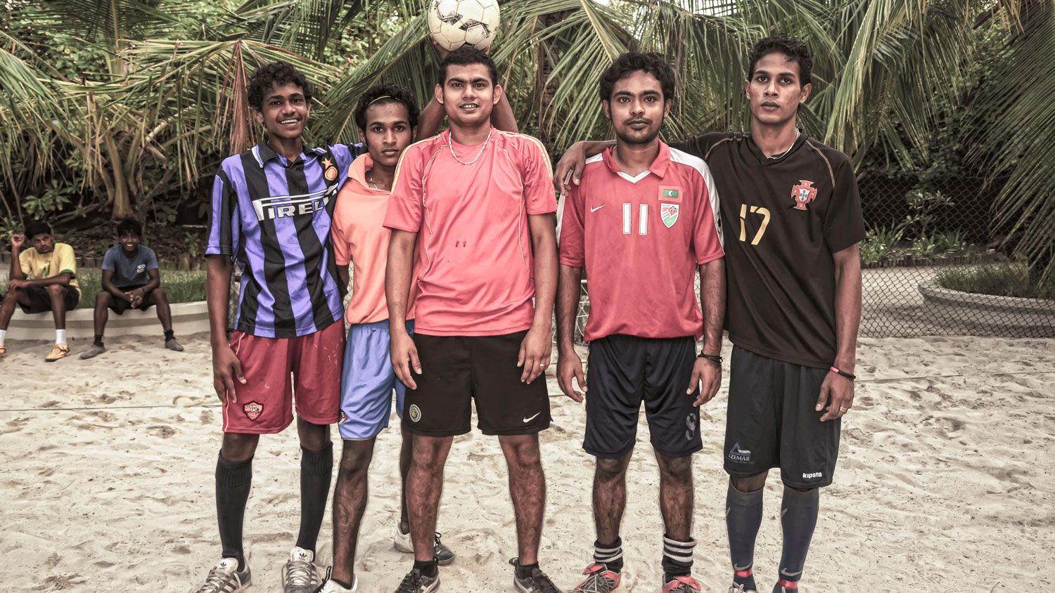 Il linguaggio del corpo è universale... quello del calcio anche!
Anche se nell'immaginario comune le maglie calcistiche sono il simbolo di una identità divisiva, il vero senso dello sport è nell'unione in un'unica passione fatta per accomunare, mai dividere.
#andreaveneziano #fotocalcio #players #football #sportlover #passionefotografia #maldive #bathalaa Bathalaa