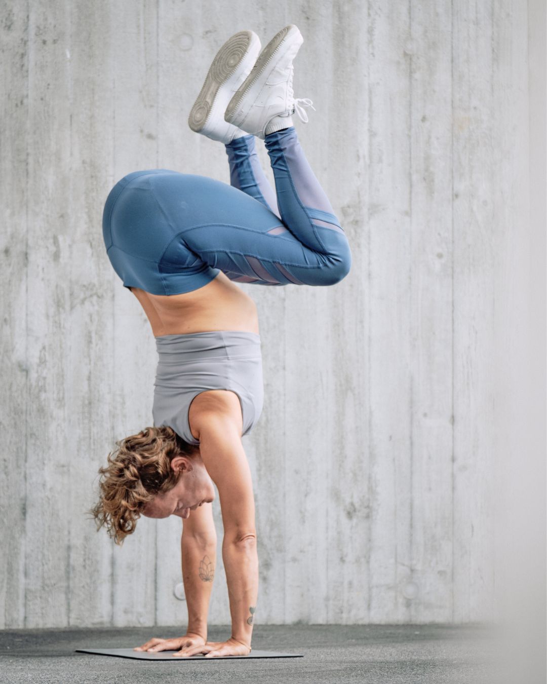 Handstands are more than just physical strength—they’re a meditative state of mind. The hardest part? Keeping the focus. Yes, there’s some physicality involved, but it’s not as much as we think. When we quiet the mind and tune into the present, everything shifts. Ready to start your handstand journey? Join me on Fridays from 19:15–20:15 and let’s explore together! 🤸♀️
#ManolaYoga #YogaInZürich #Züri #HandstandJourney
#YogaTeacher #HandstandPractice #FocusAndStrength #YogaForMindfulness #HandstandFridays #ZürichYoga #MindfulMovement #InversionAddict #BalanceAndBreathe #PlayfulYoga #YogaInspired