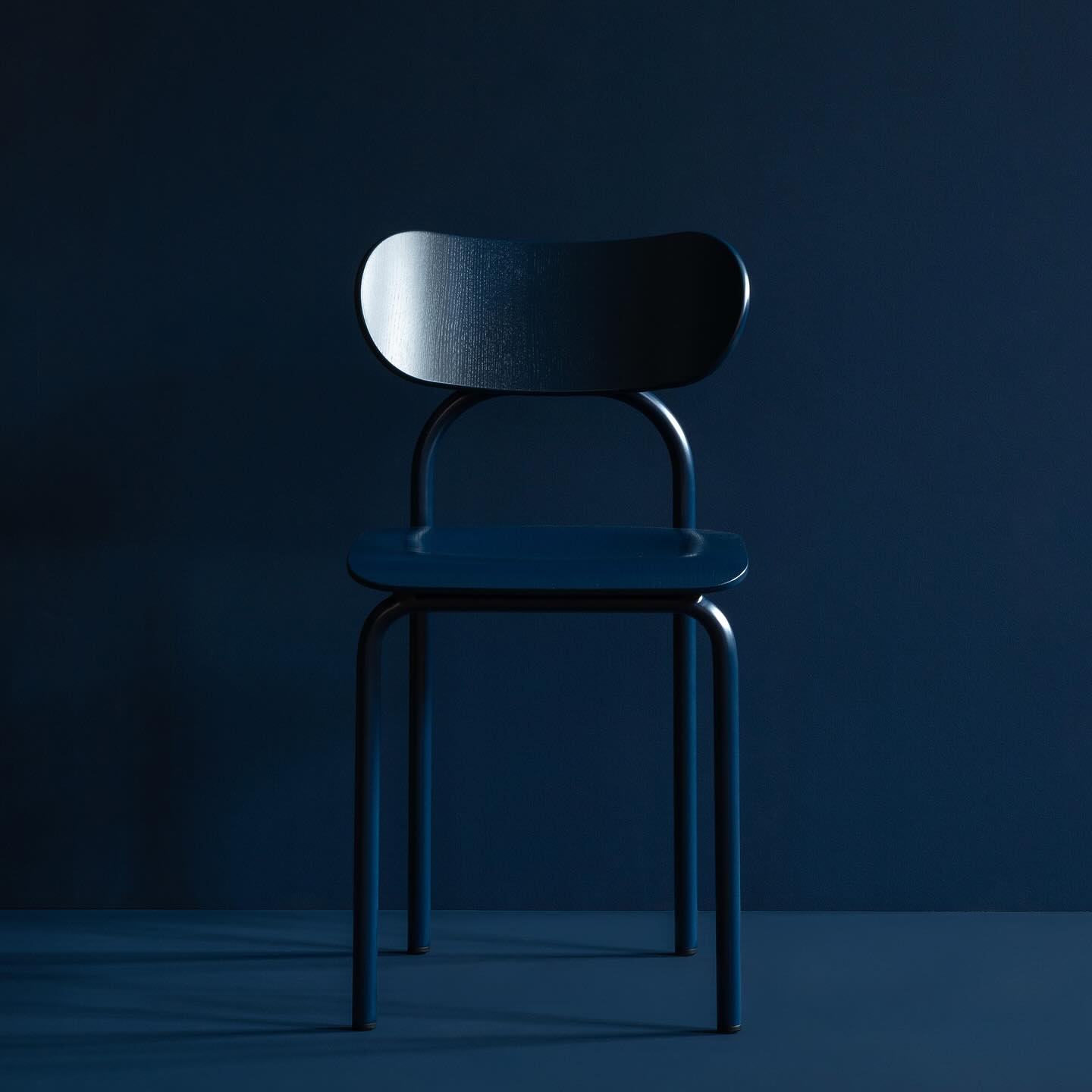 NEW BLUE • DOUBLE U CHAIR IN NAVY